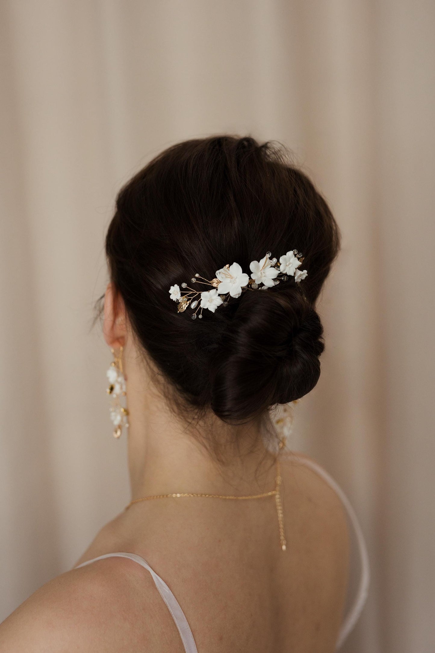 White Sofia – Braut-Haarkamm mit weißen Blumen