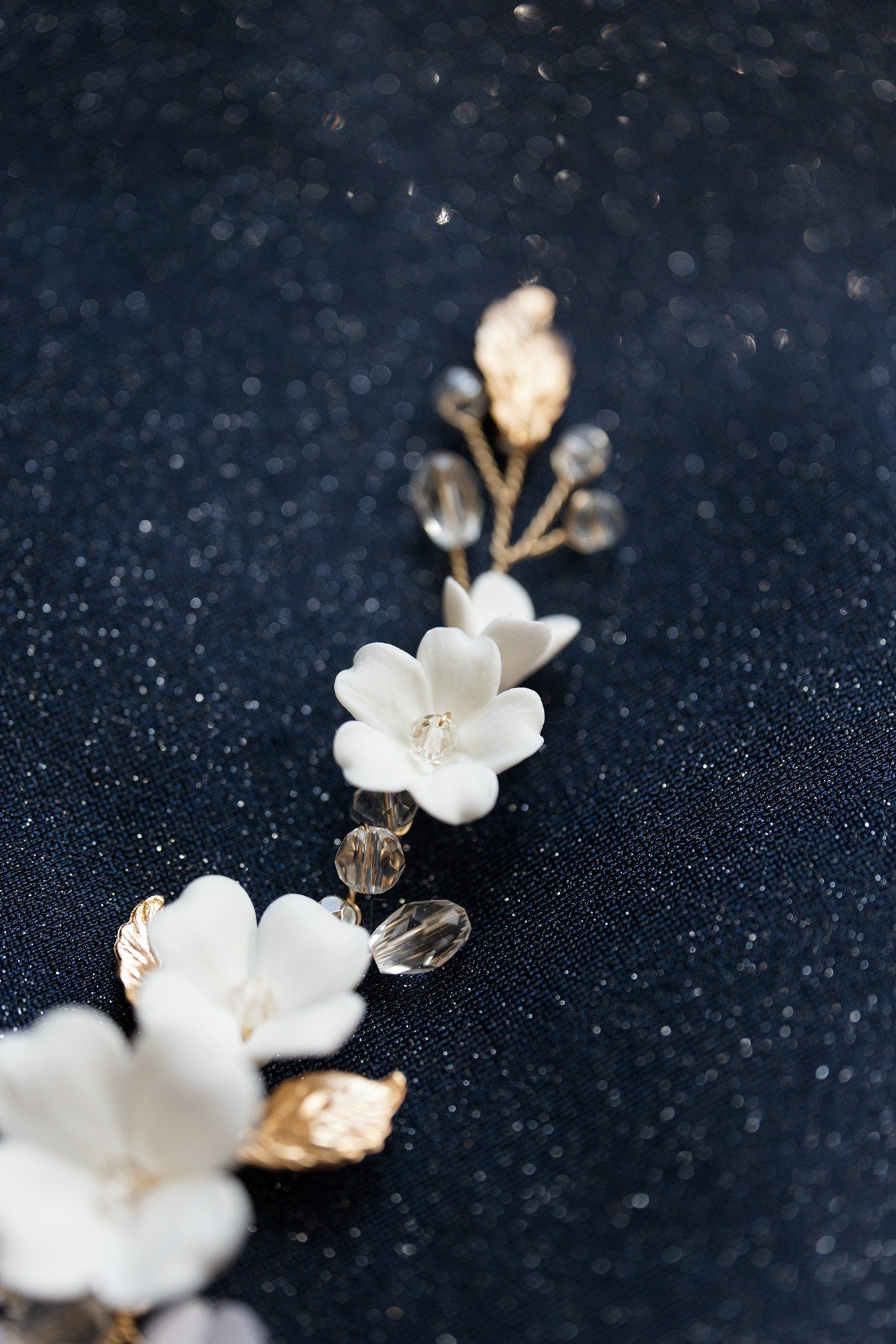 Madlen - Hochzeitshaarteil mit weißen Blumen