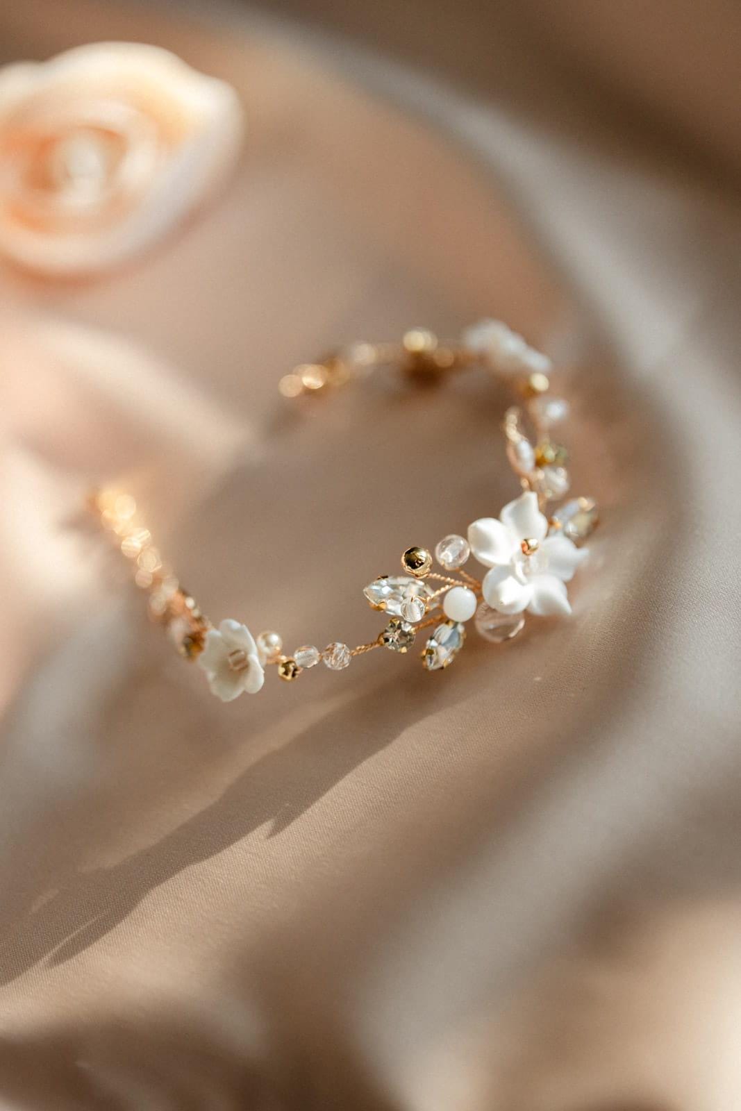 White Sofia - Boho Brautarmband mit Blumen und Kristallen