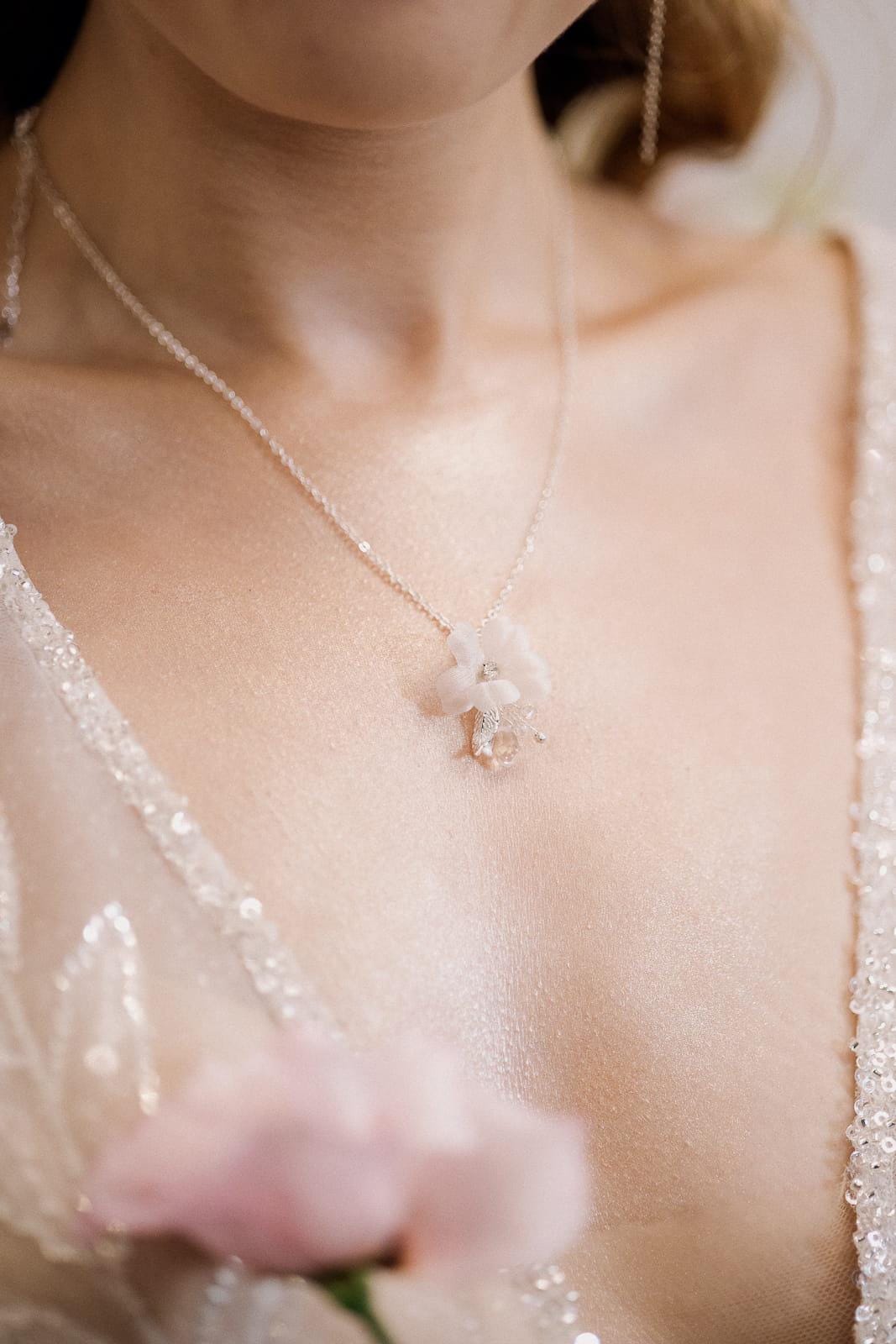 Adoria - Bezaubernde Hochzeitskette mit Seidenblumen, Brautkette, zierliche Hochzeitskette, Hochzeitsschmuck, Schmuck für Bräute
