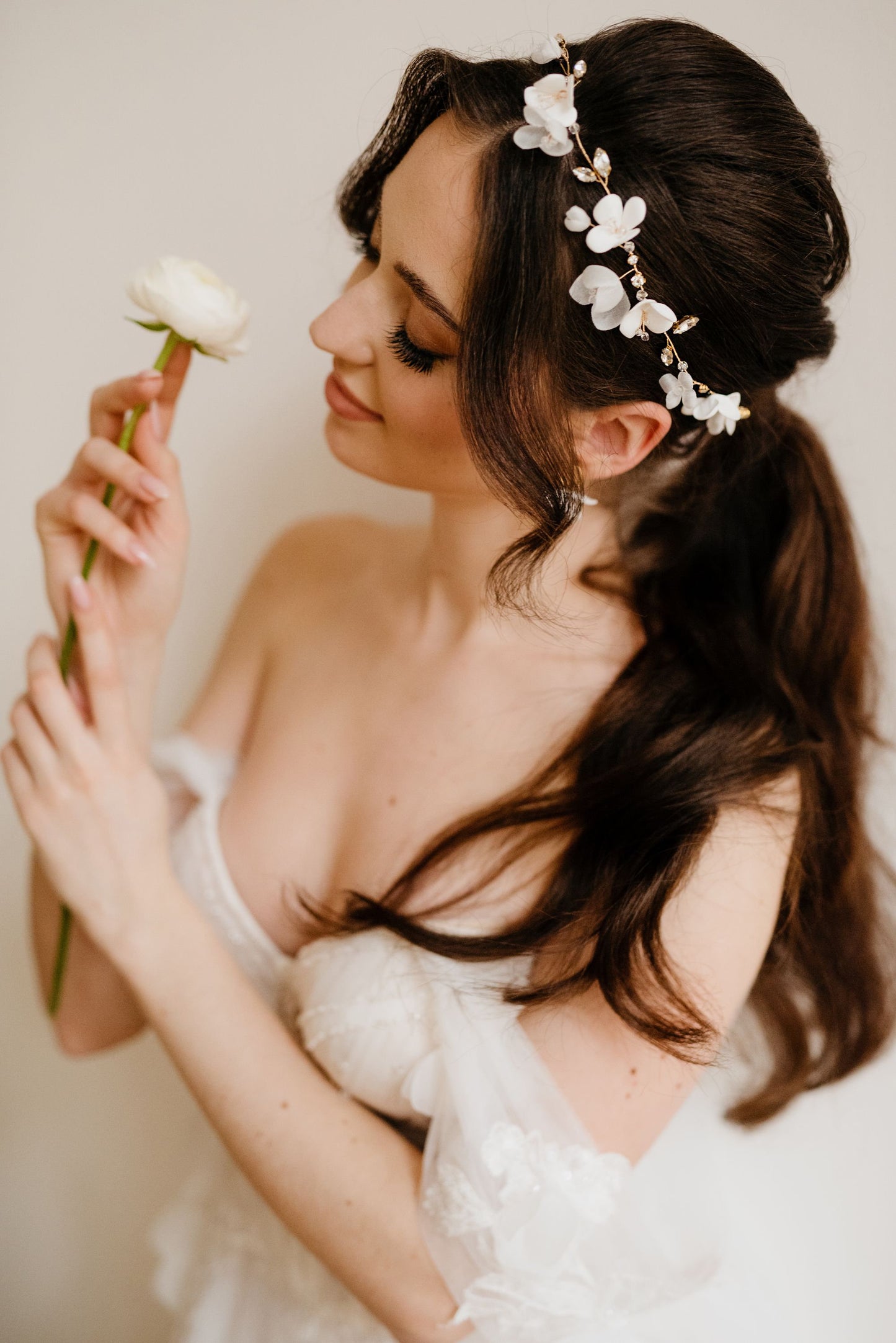 Stella – Brauthaarteil aus Seide und weißen Blumen