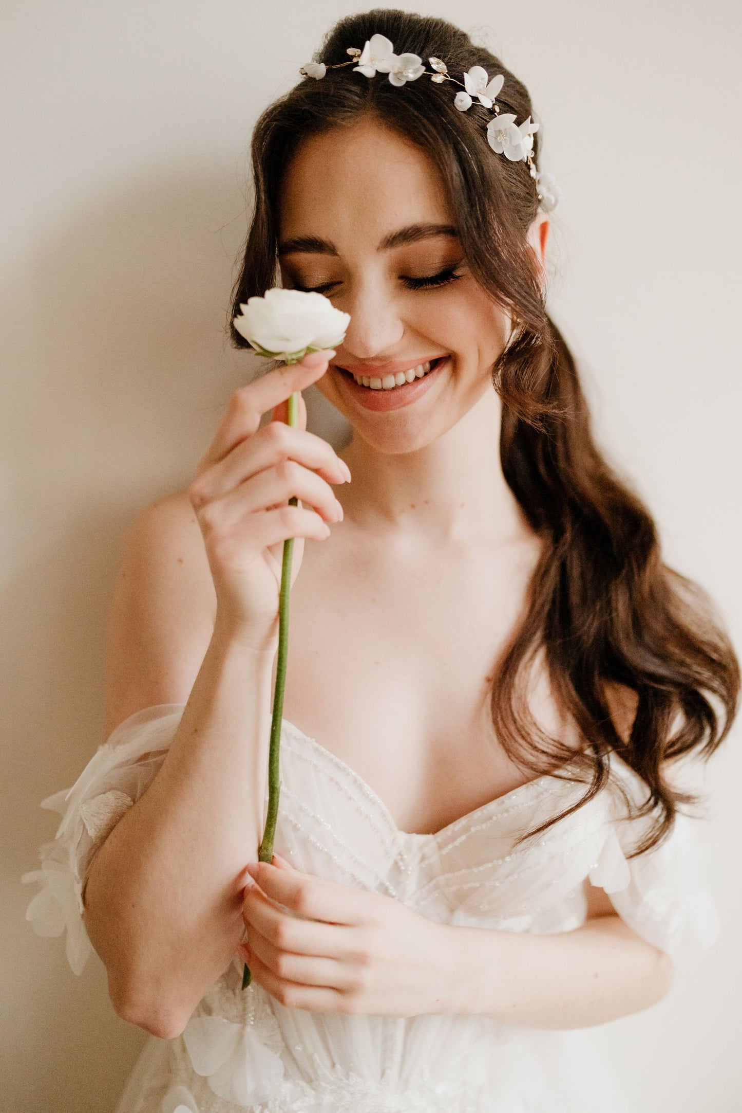 Stella – Brauthaarteil aus Seide und weißen Blumen