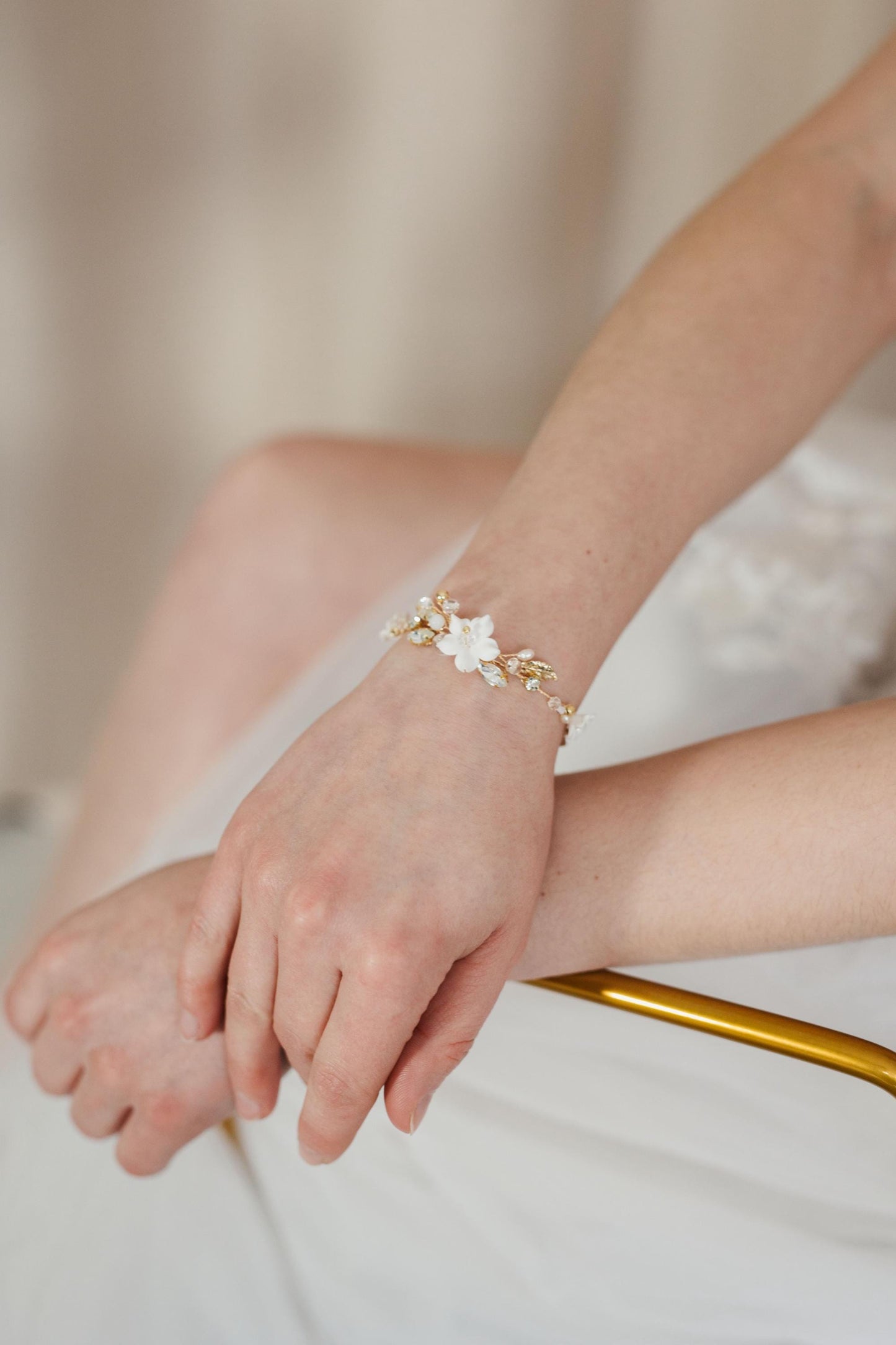 White Sofia - Boho Brautarmband mit Blumen und Kristallen