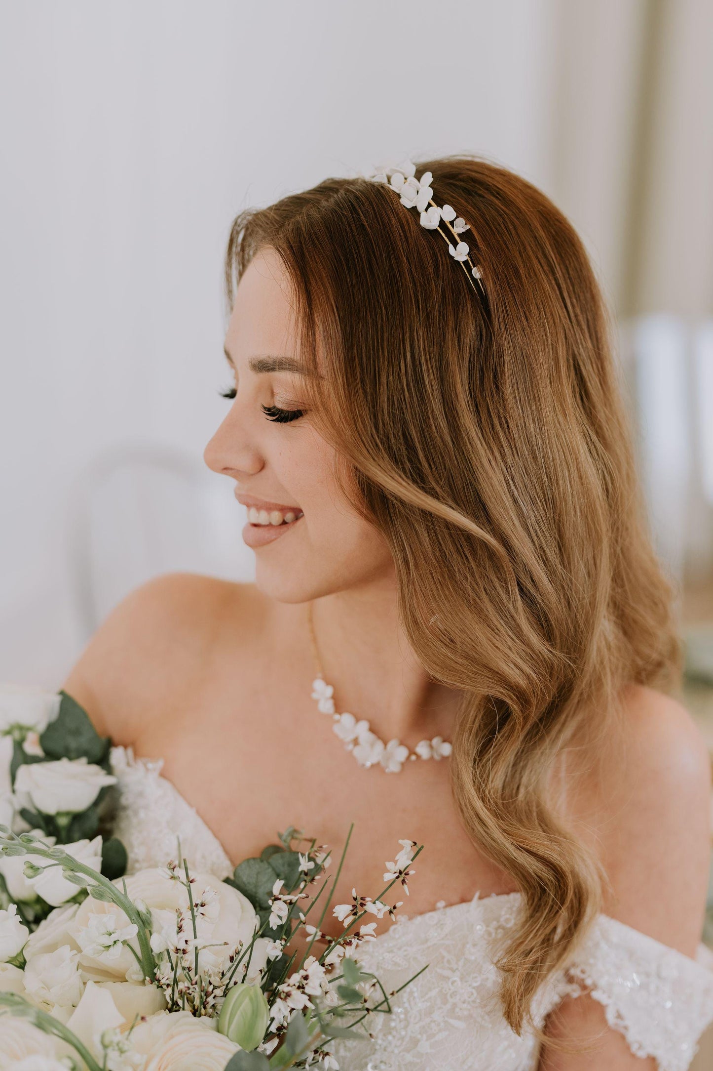 Nicoletta – Romantische Hochzeitskette mit Blumen und Strasssteinen