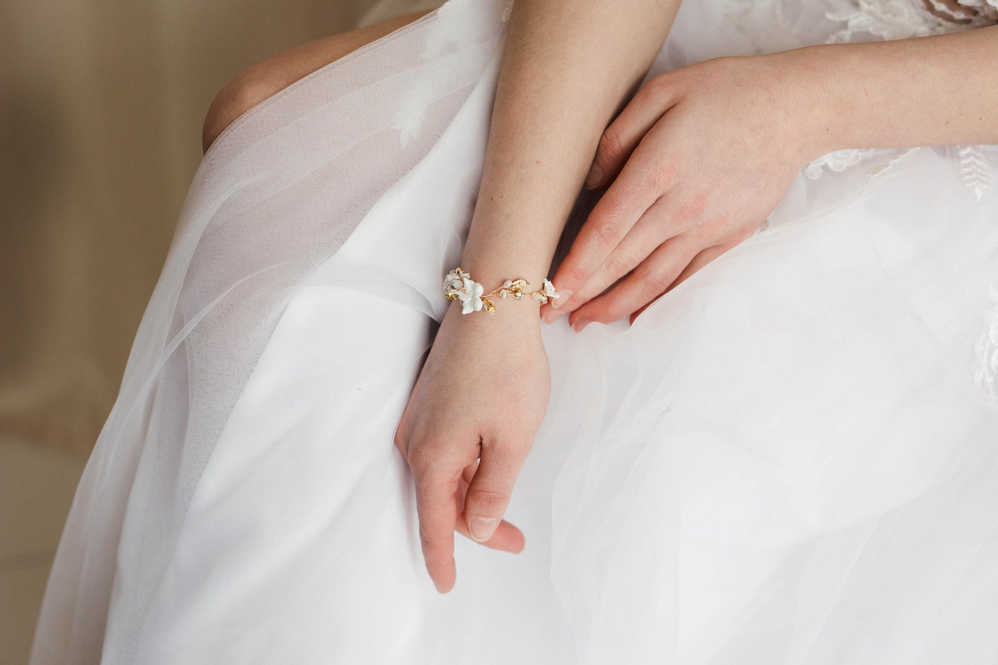 White Sofia - Boho Brautarmband mit Blumen und Kristallen