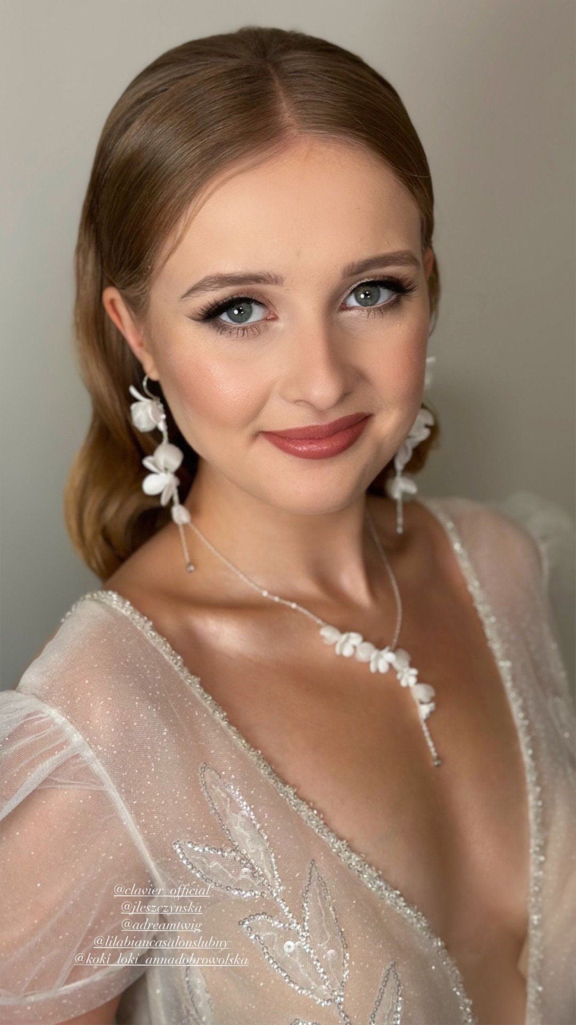 Stella – Hochzeitsohrringe mit weißen und Seidenblumen