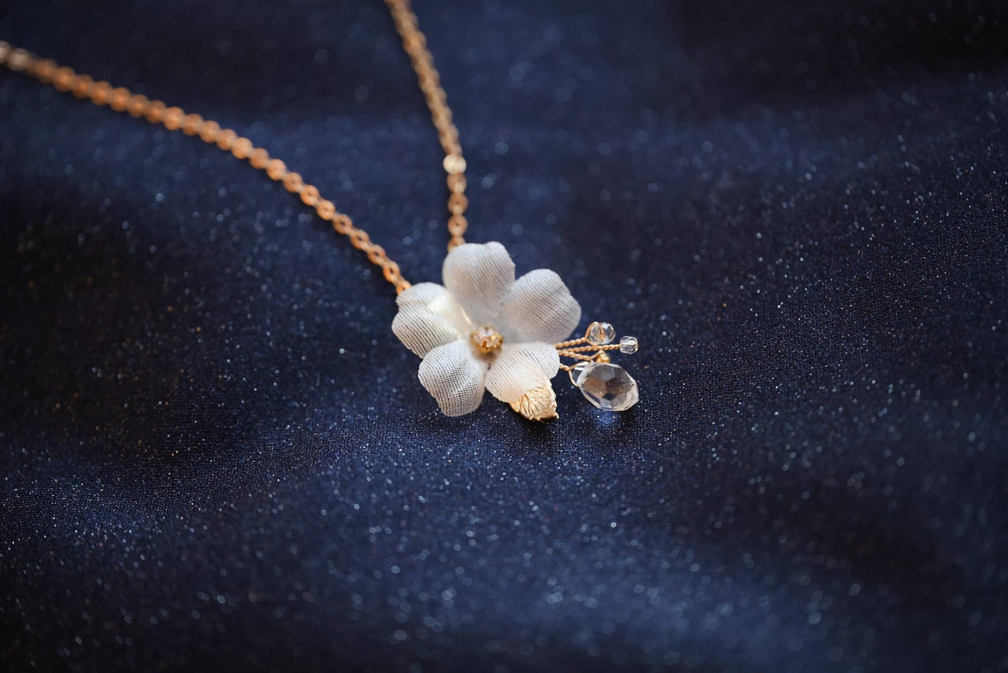 Adoria - Bezaubernde Hochzeitskette mit Seidenblumen, Brautkette, zierliche Hochzeitskette, Hochzeitsschmuck, Schmuck für Bräute