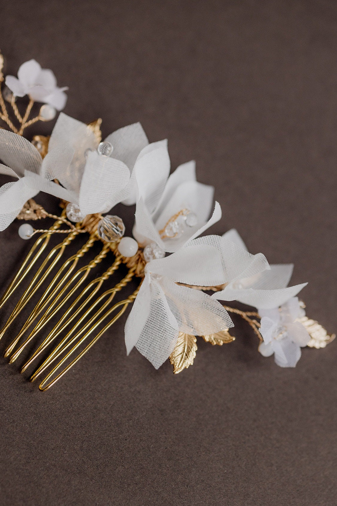 Sofia - Hochzeitshaarkamm mit Seidenblumen und Blättern