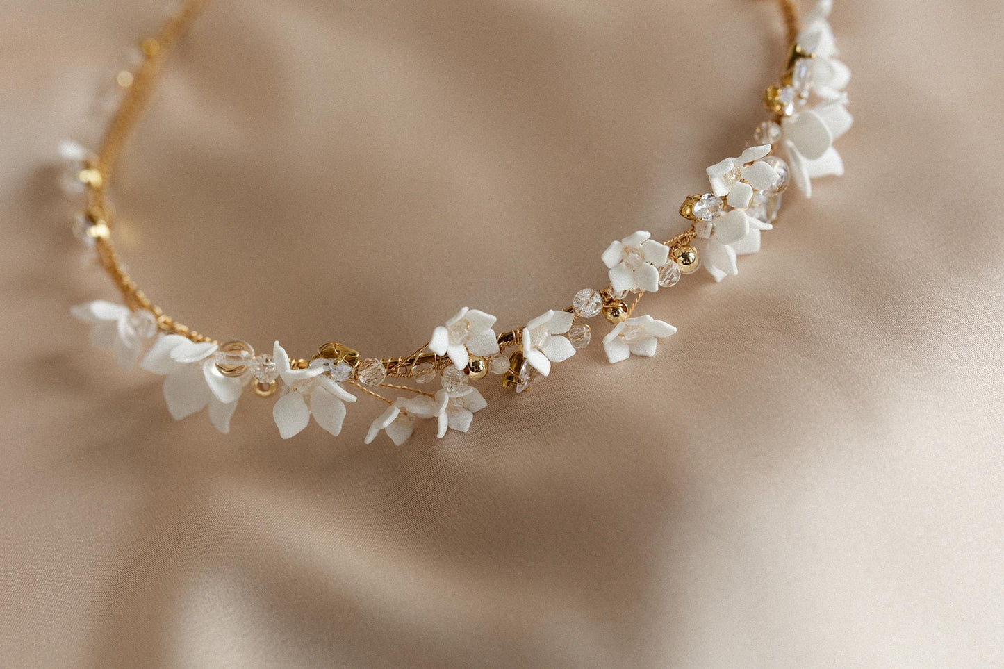 Agnes - Magisches Stirnband voller Blumen und Zirkonen