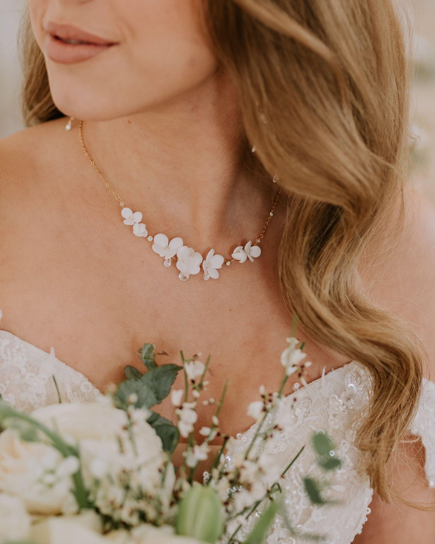 Nicoletta – Romantische Hochzeitskette mit Blumen und Strasssteinen