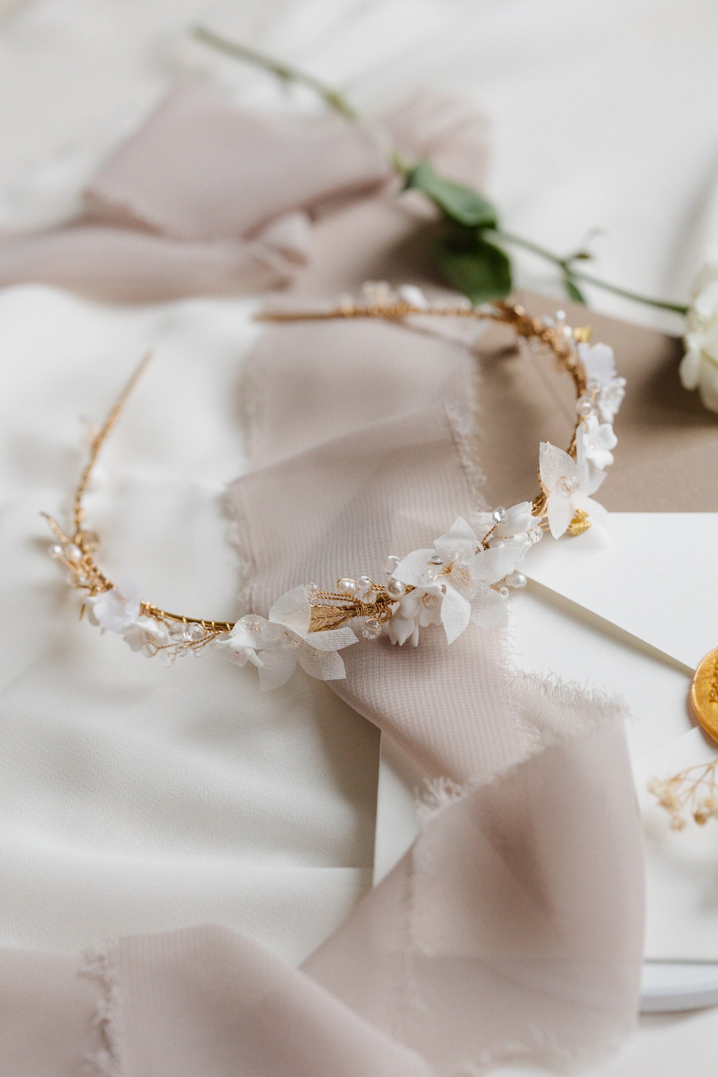 Amber - Brautstirnband mit weißen Blumen