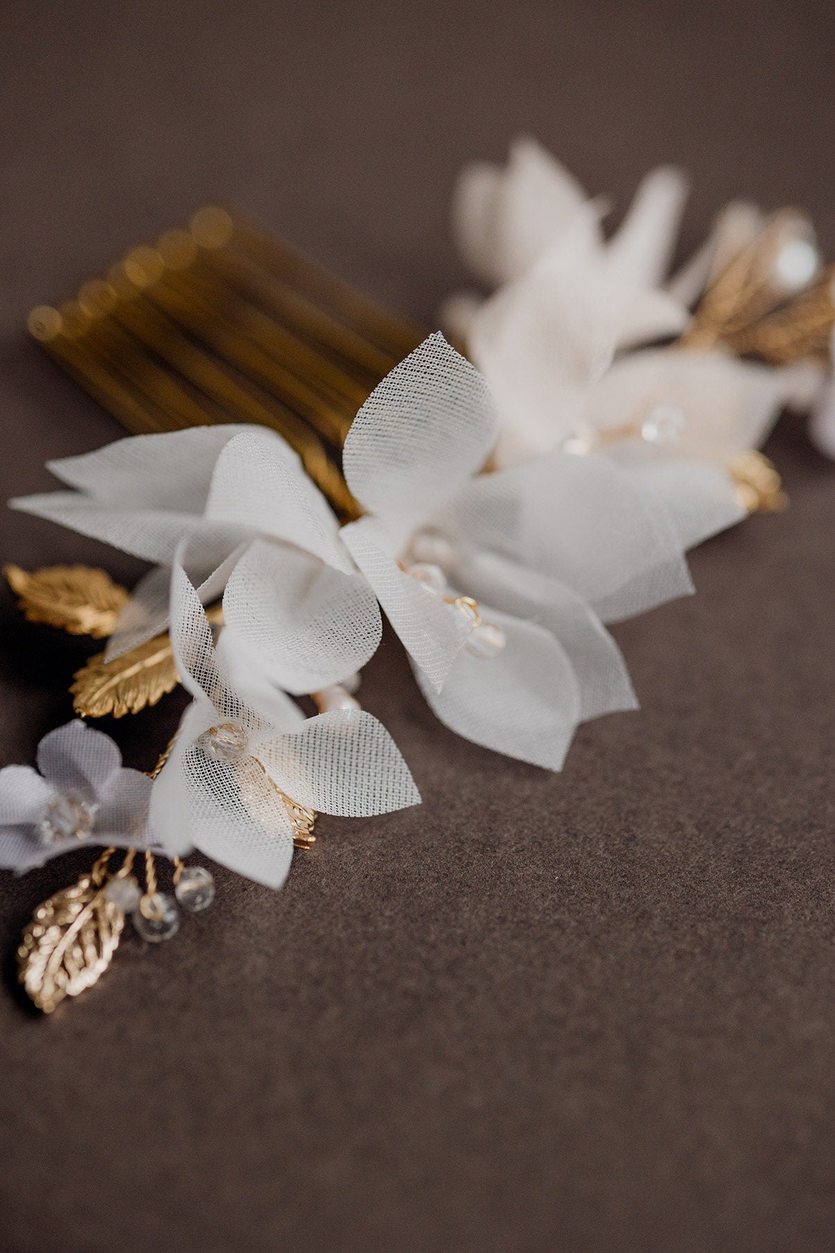 Sofia - Hochzeitshaarkamm mit Seidenblumen und Blättern