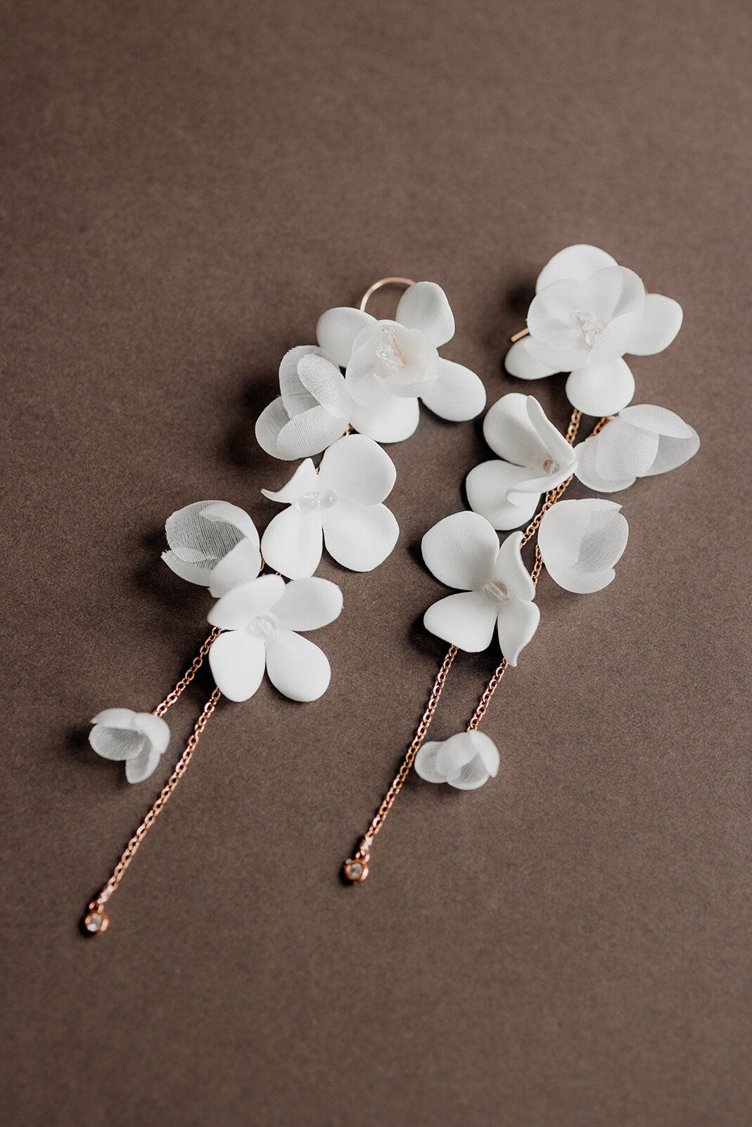 Stella – Hochzeitsohrringe mit weißen und Seidenblumen