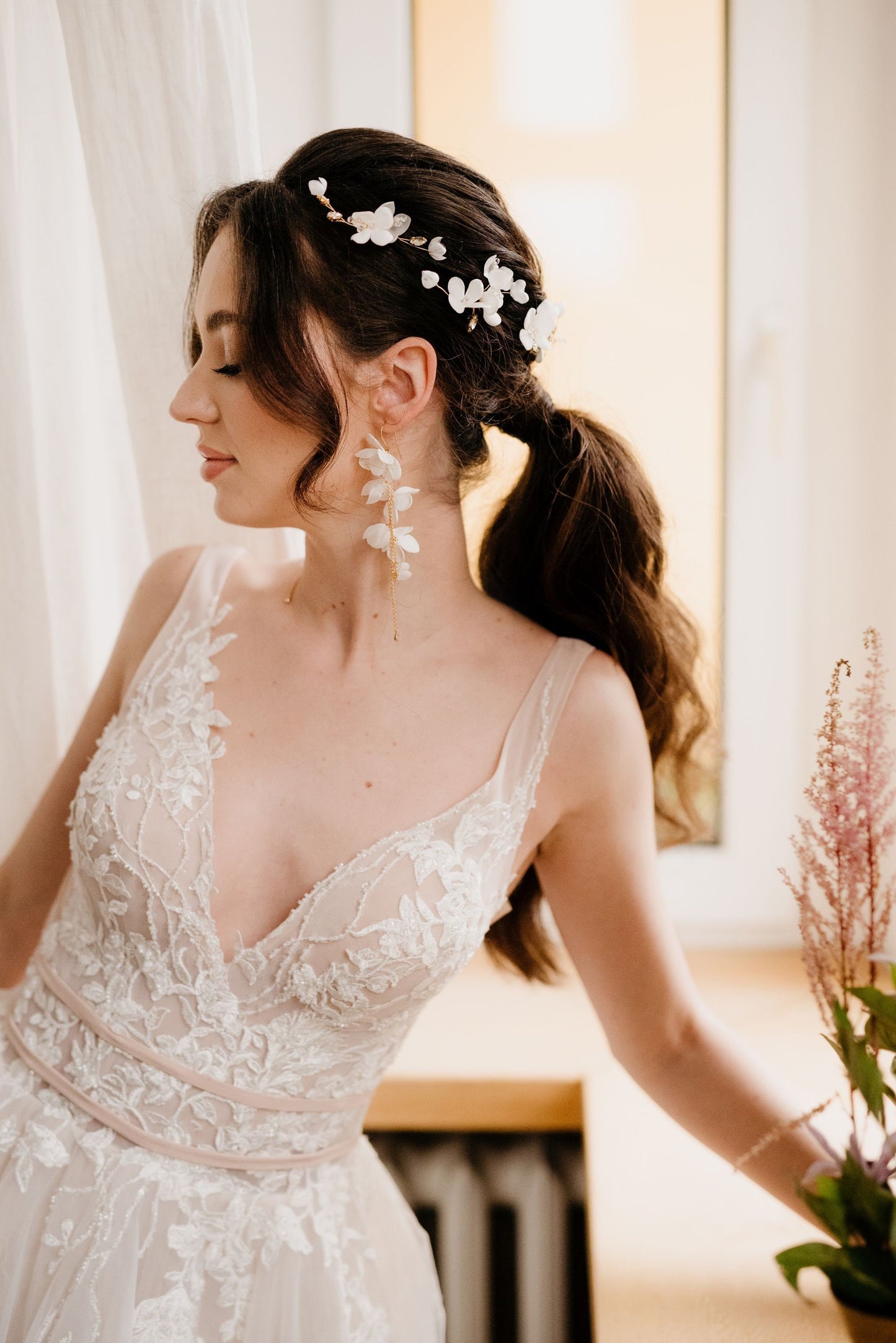 Stella – Hochzeitsohrringe mit weißen und Seidenblumen
