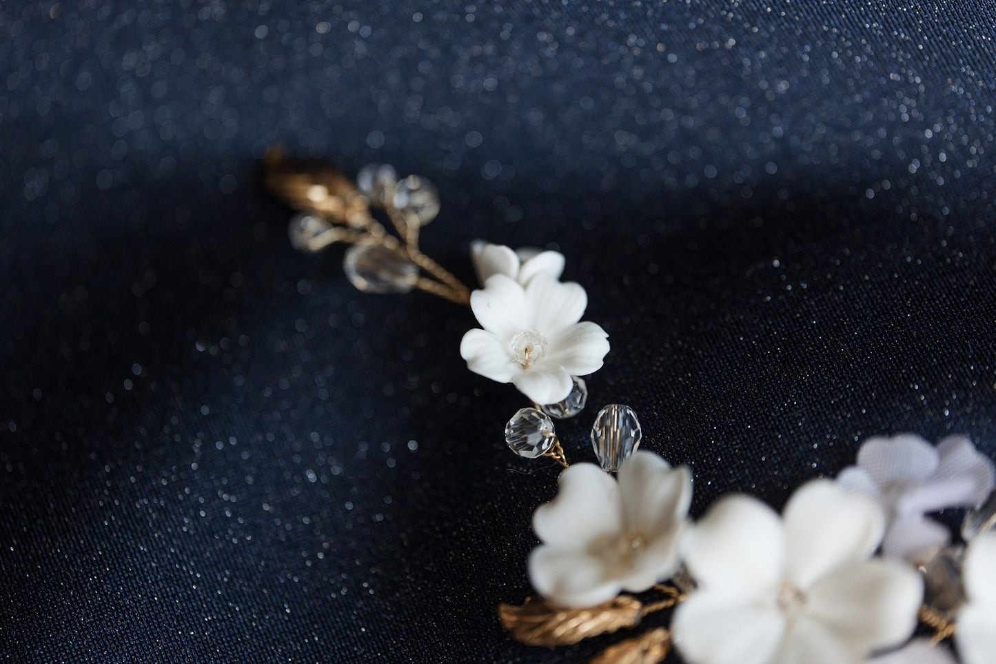 Madlen - Hochzeitshaarteil mit weißen Blumen