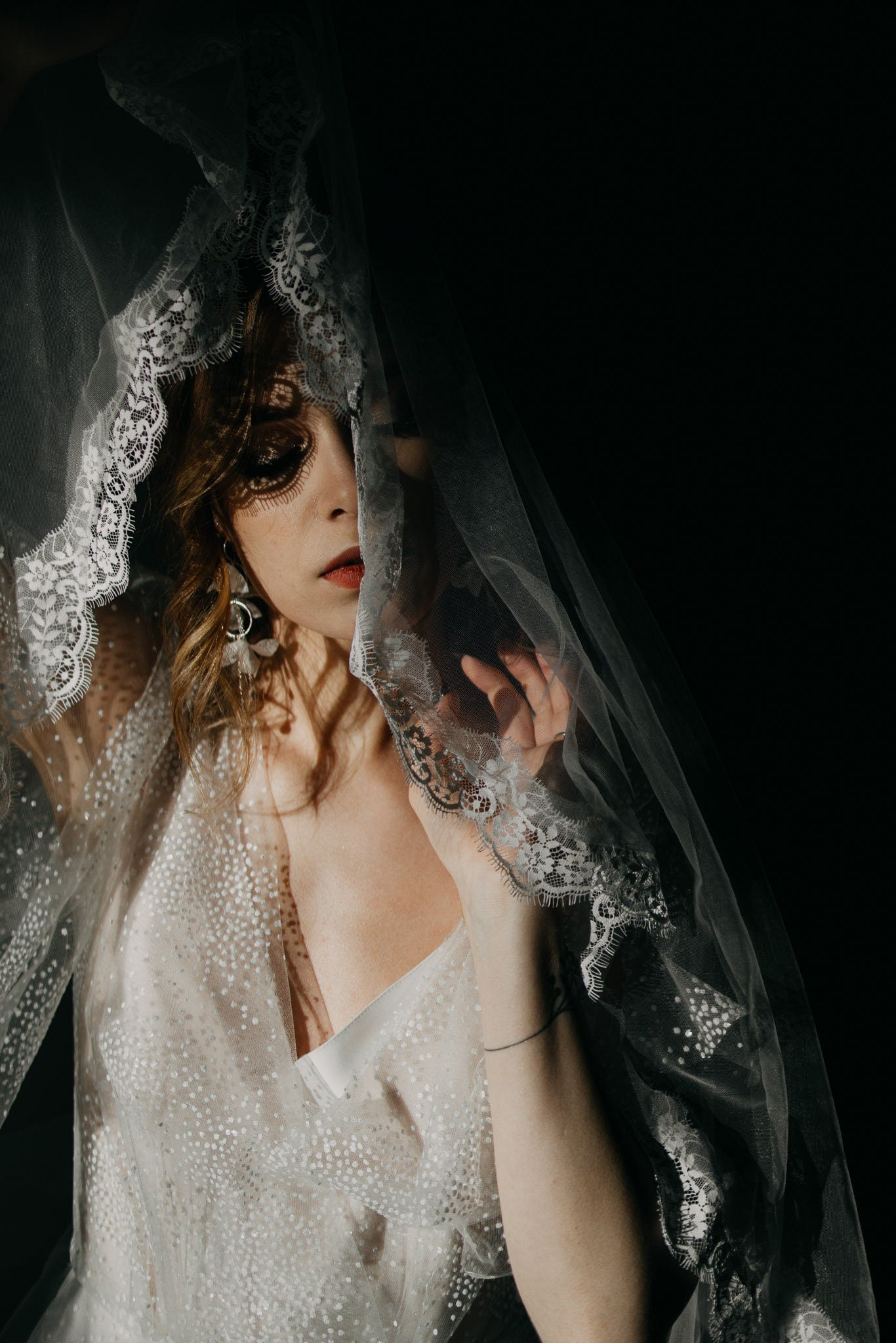 Helen Mist – Hochzeitsohrringe mit Seidenblumen