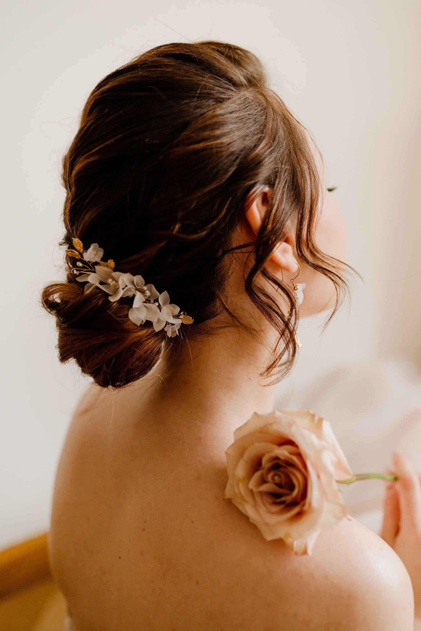 Sofia - Hochzeitshaarkamm mit Seidenblumen und Blättern