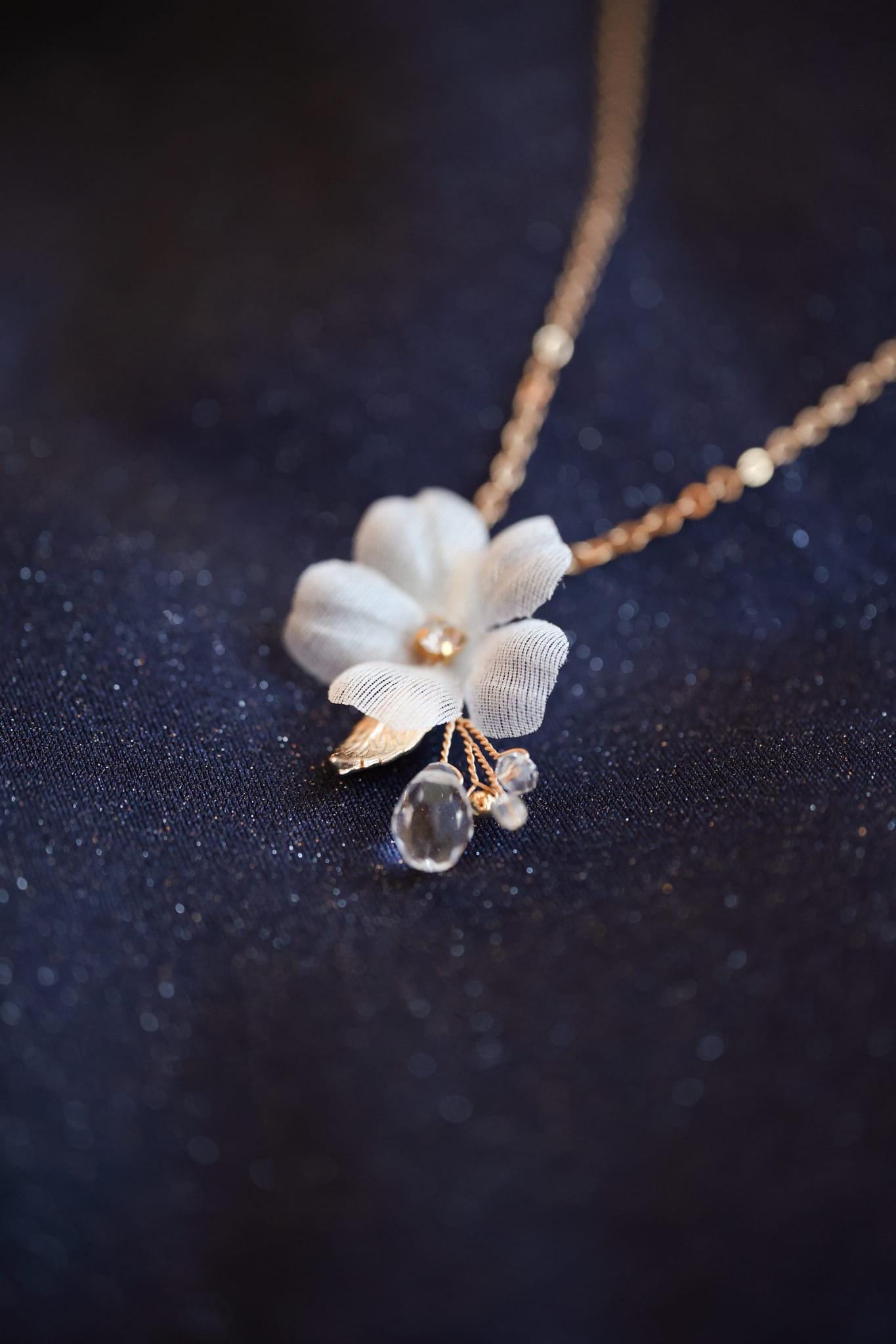 Adoria - Bezaubernde Hochzeitskette mit Seidenblumen, Brautkette, zierliche Hochzeitskette, Hochzeitsschmuck, Schmuck für Bräute