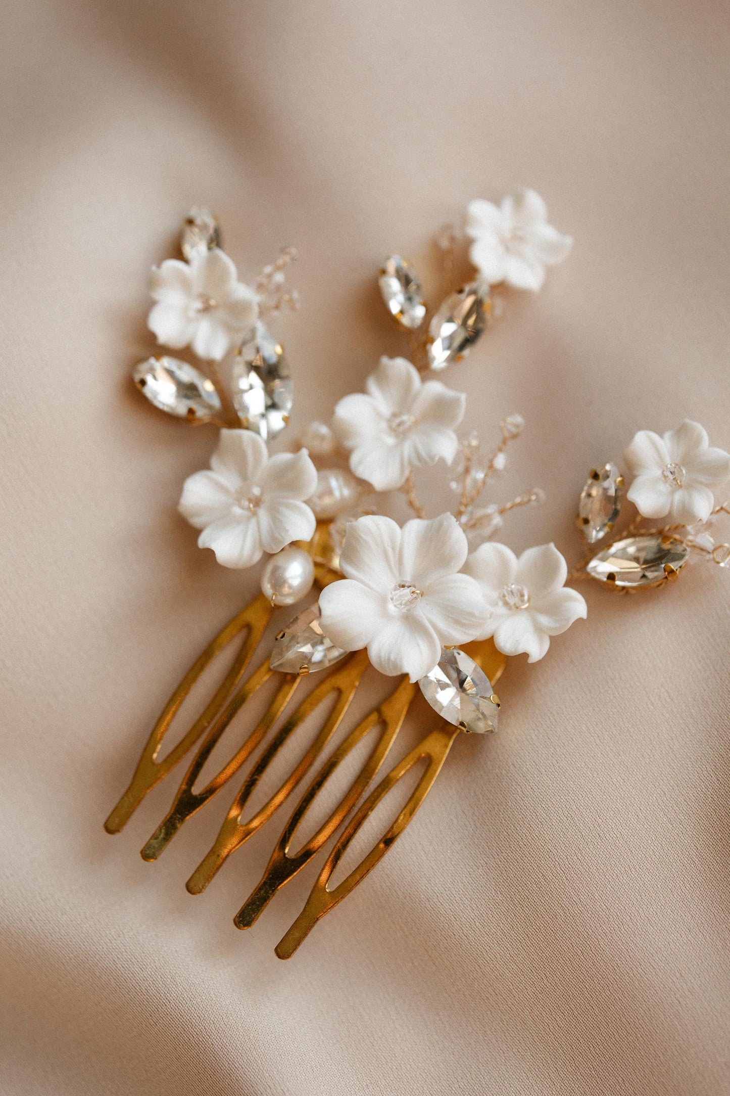 Lidia 0 Glamouröser Hochzeits-Haarkamm mit Blumen und Strasssteinen