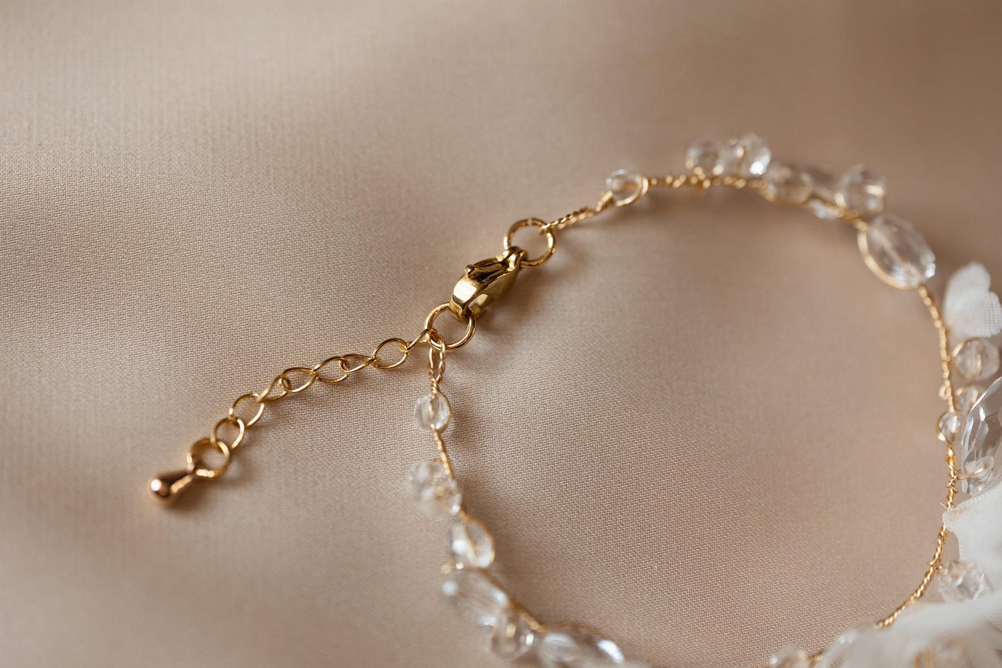 Joline - Seidenblumenarmband mit transparenten Kristallen