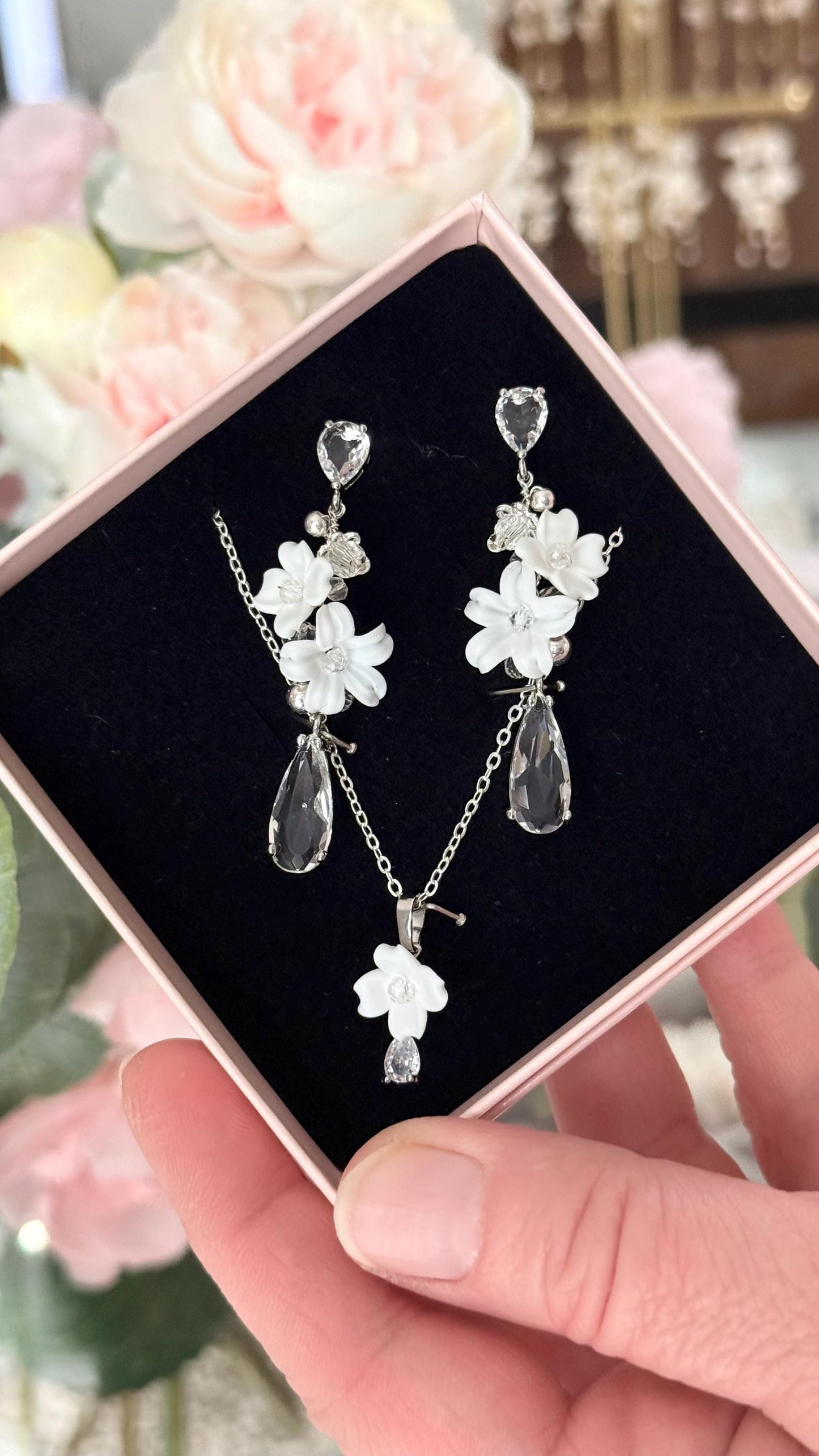 Harieta - Strass-Ohrringe mit Blumen