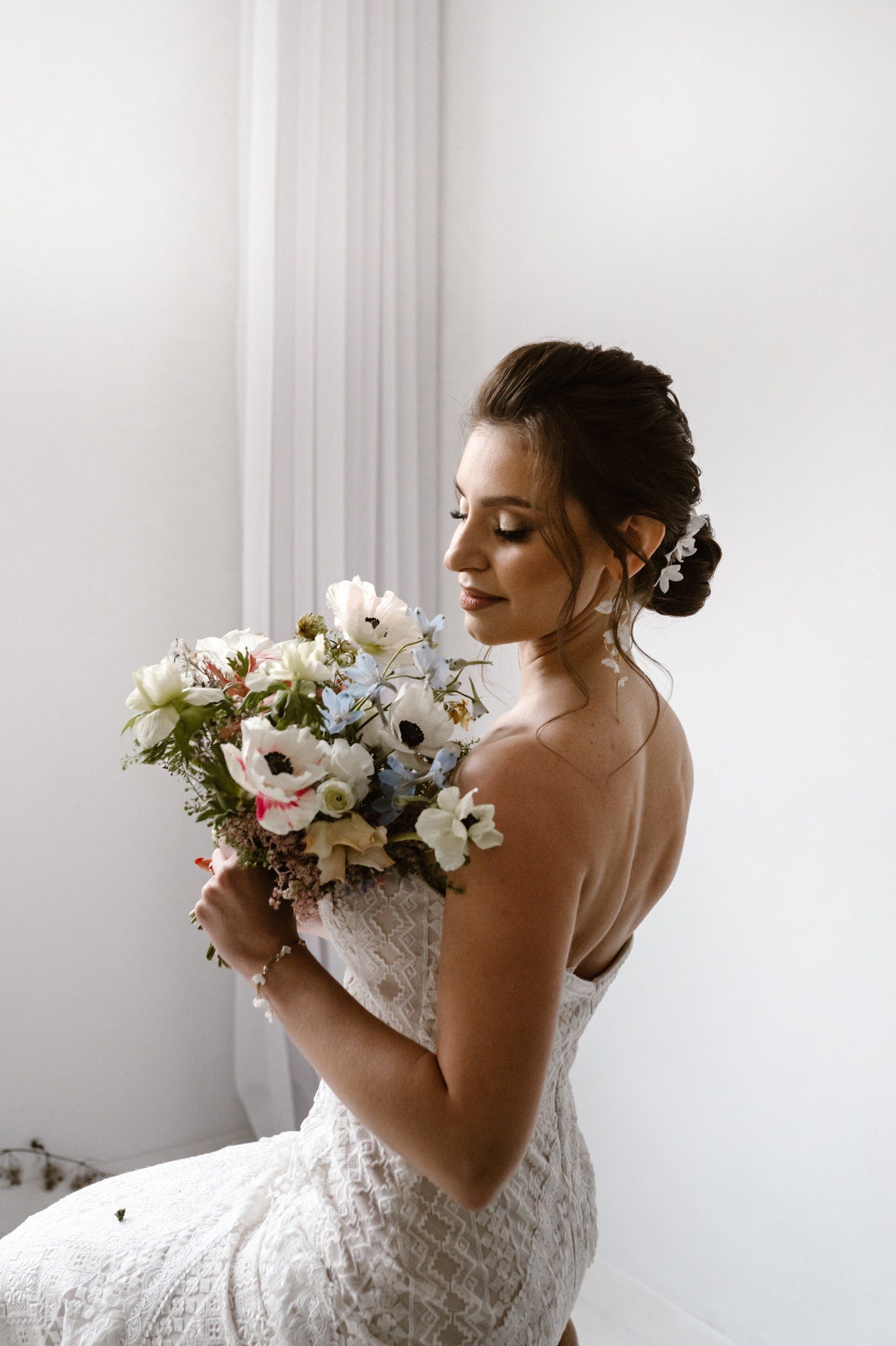 Helen Petite – Hochzeits-Haarkamm mit weißen Blumen
