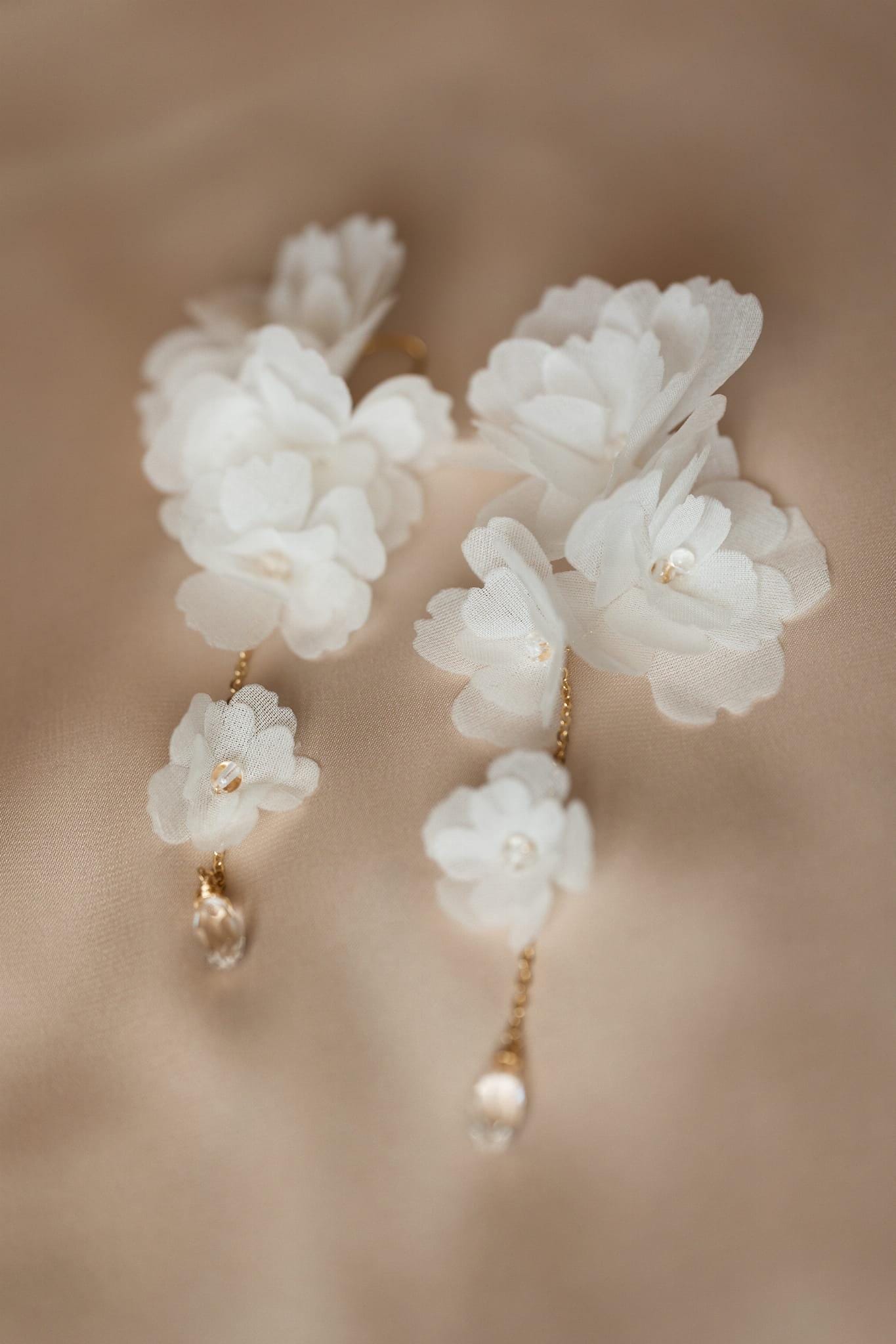 Joline – Seidenblumen-Brautohrringe