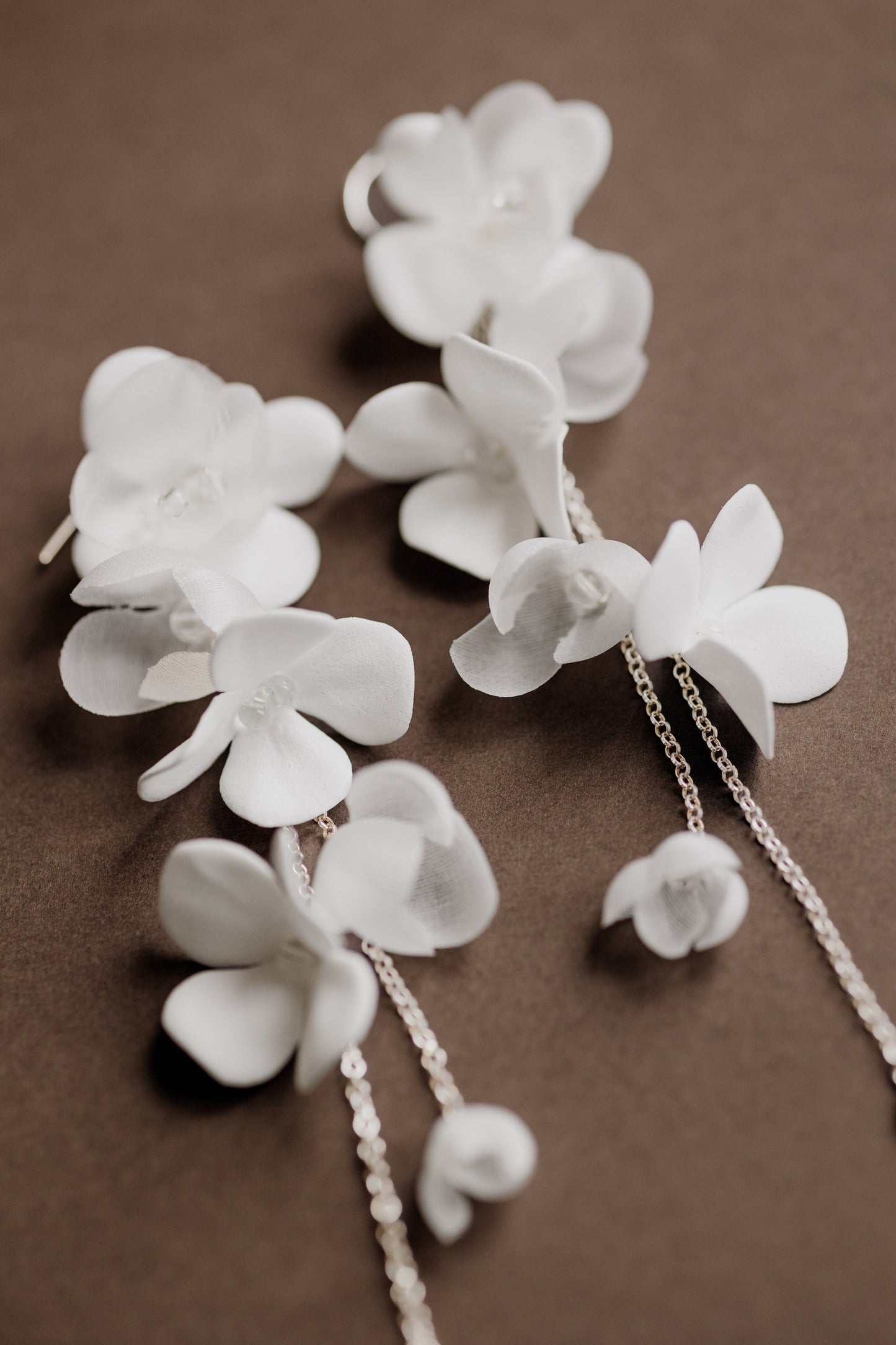 Stella – Hochzeitsohrringe mit weißen und Seidenblumen