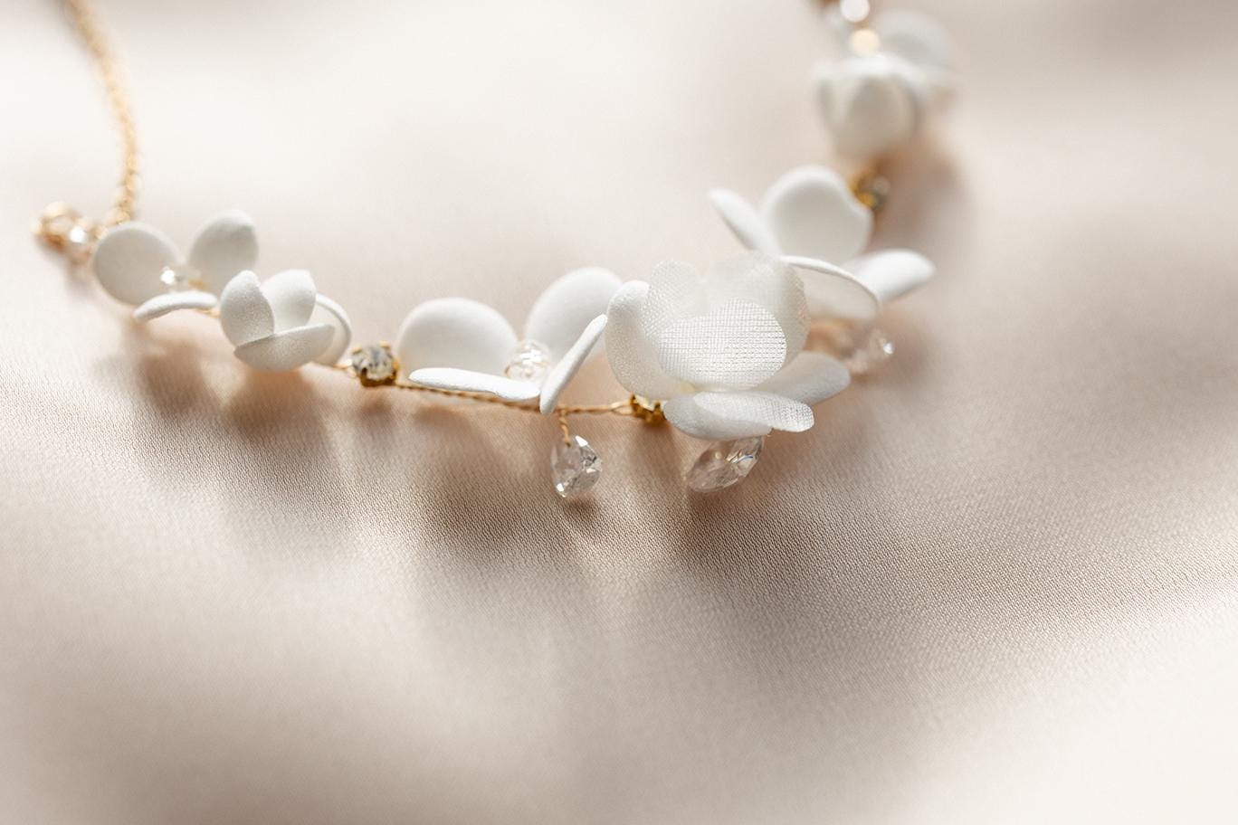 Nicoletta – Romantische Hochzeitskette mit Blumen und Strasssteinen