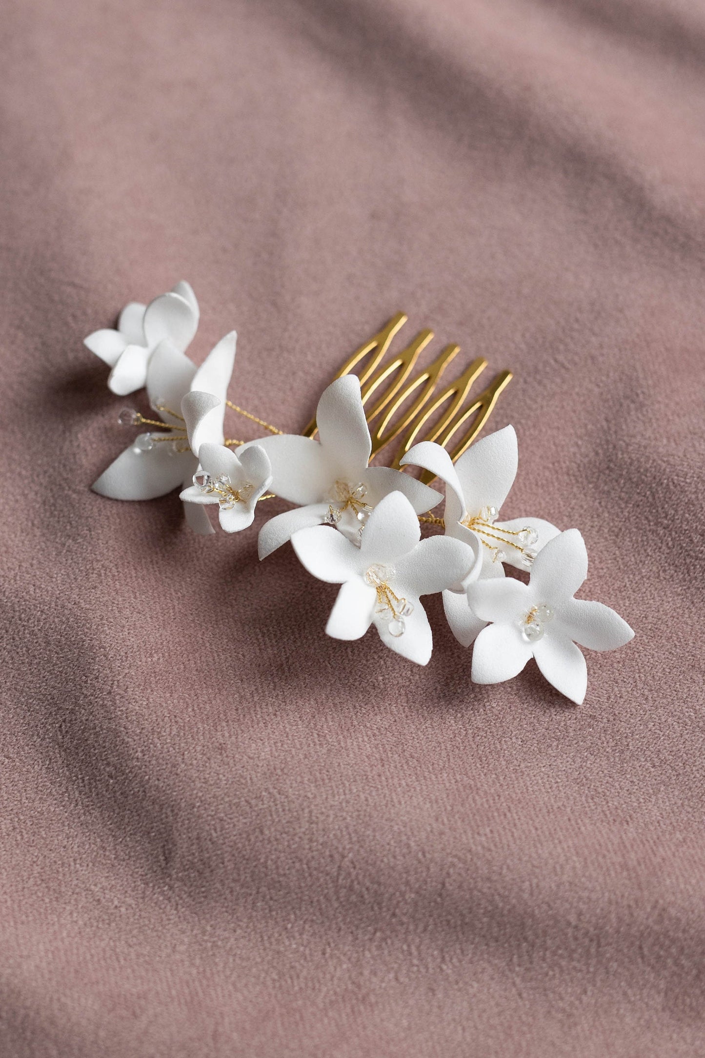 Helen Petite – Hochzeits-Haarkamm mit weißen Blumen
