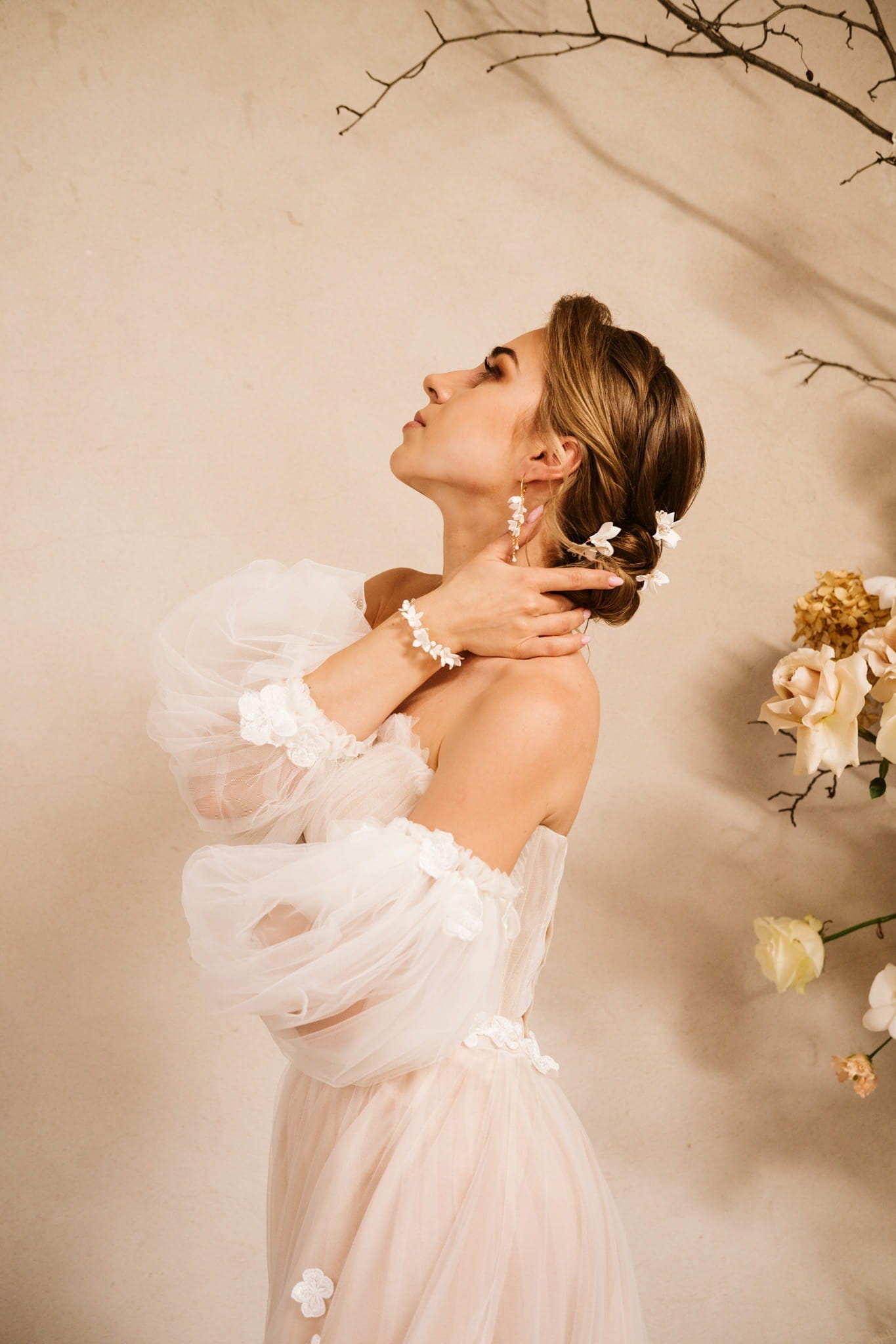 Hochzeitsschmuckset mit Blumenohrringen und Armband