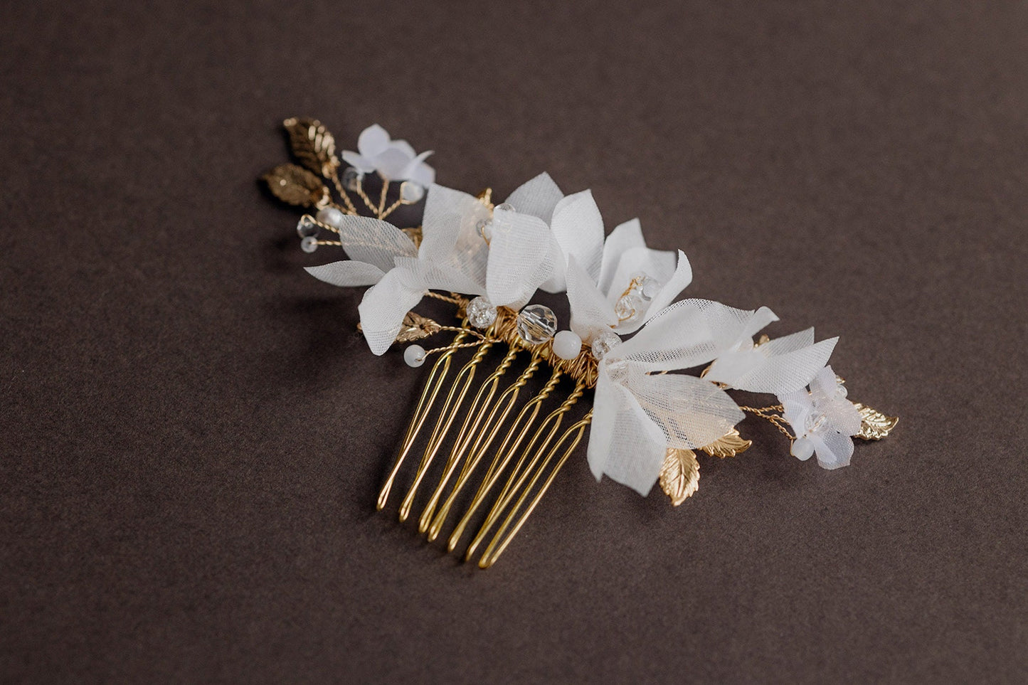 Sofia - Hochzeitshaarkamm mit Seidenblumen und Blättern