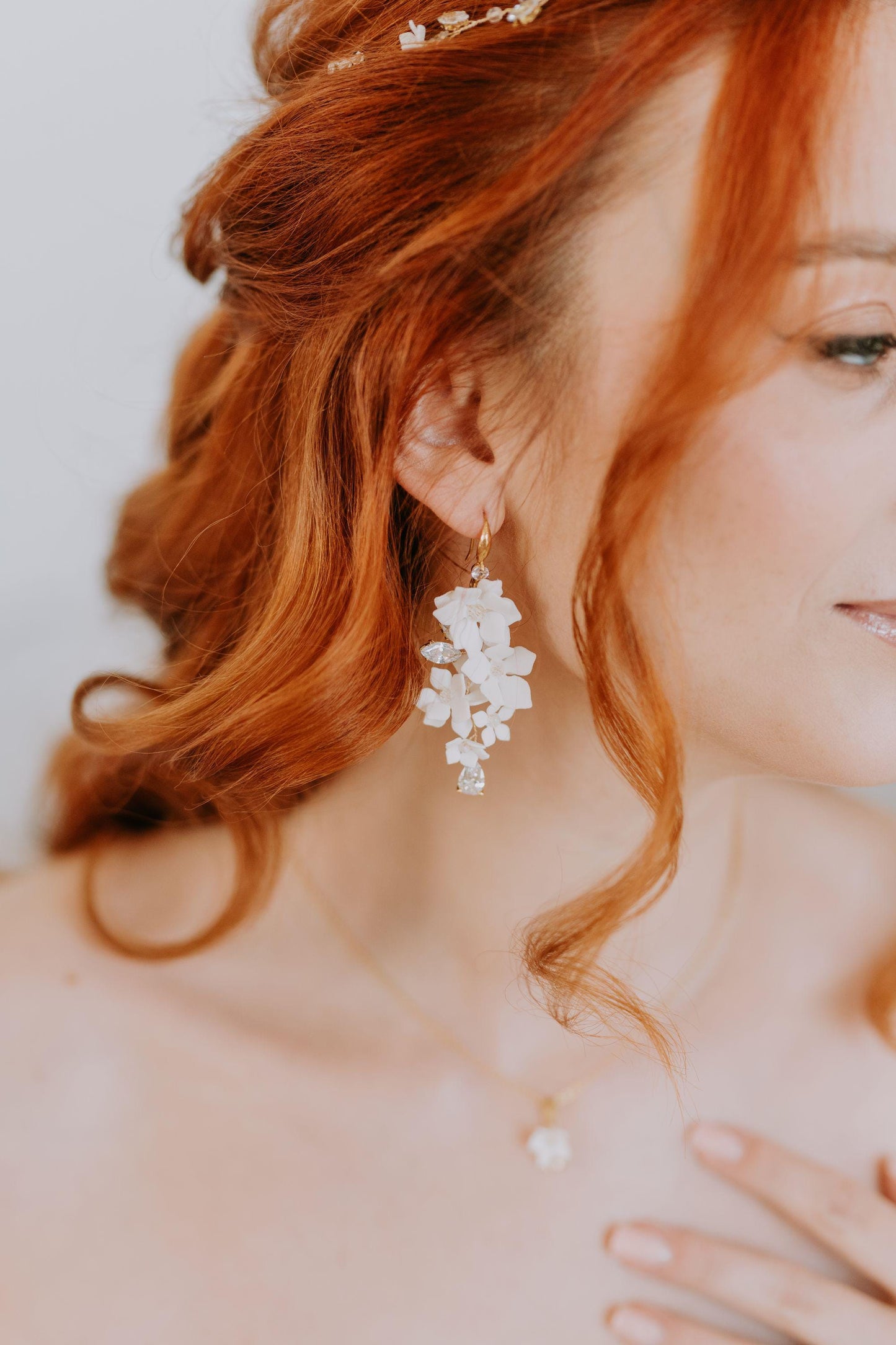 Agnes - Leichte Hochzeitsohrringe mit weißen Blumen und Zirkonen