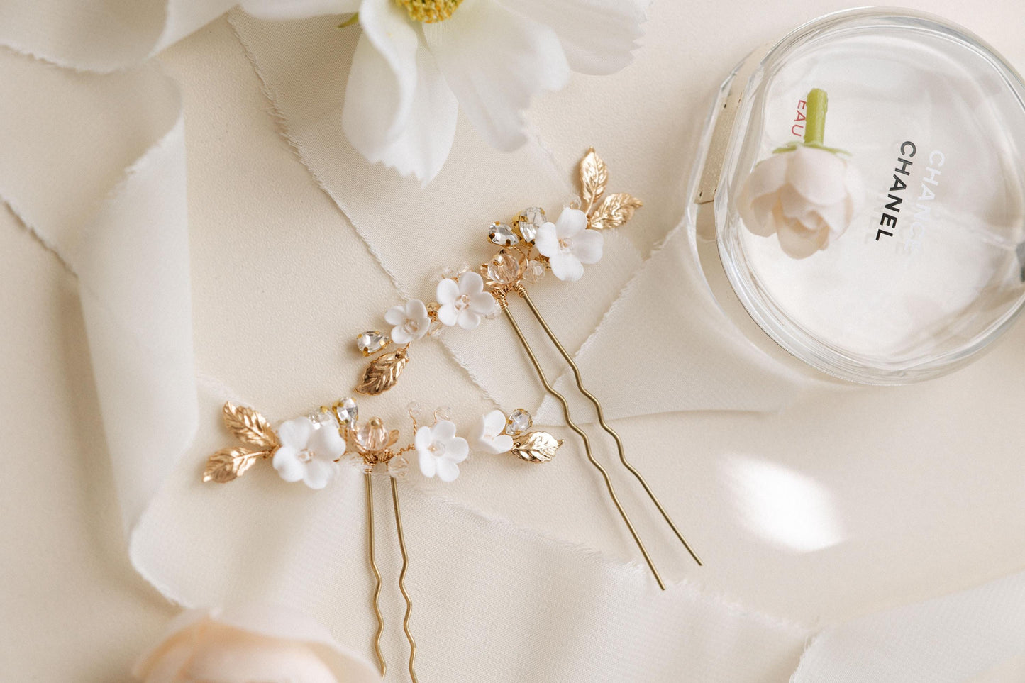 Adeline – Goldene Hochzeitshaarnadeln mit weißen Blumen für die romantische Braut