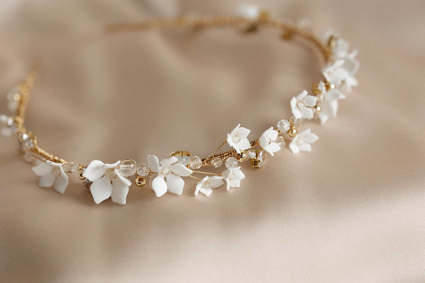 Agnes - Magisches Stirnband voller Blumen und Zirkonen