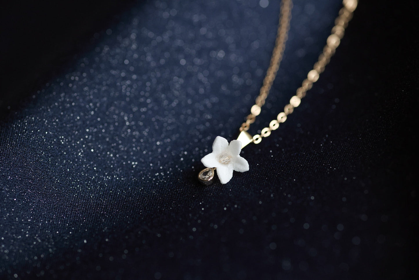 Holly 0Minimalistische Hochzeitskette mit weißer Blume, Florale Brautkette, Halskette für Braut, Hochzeitskette mit Blumen, Brautgeschenk
