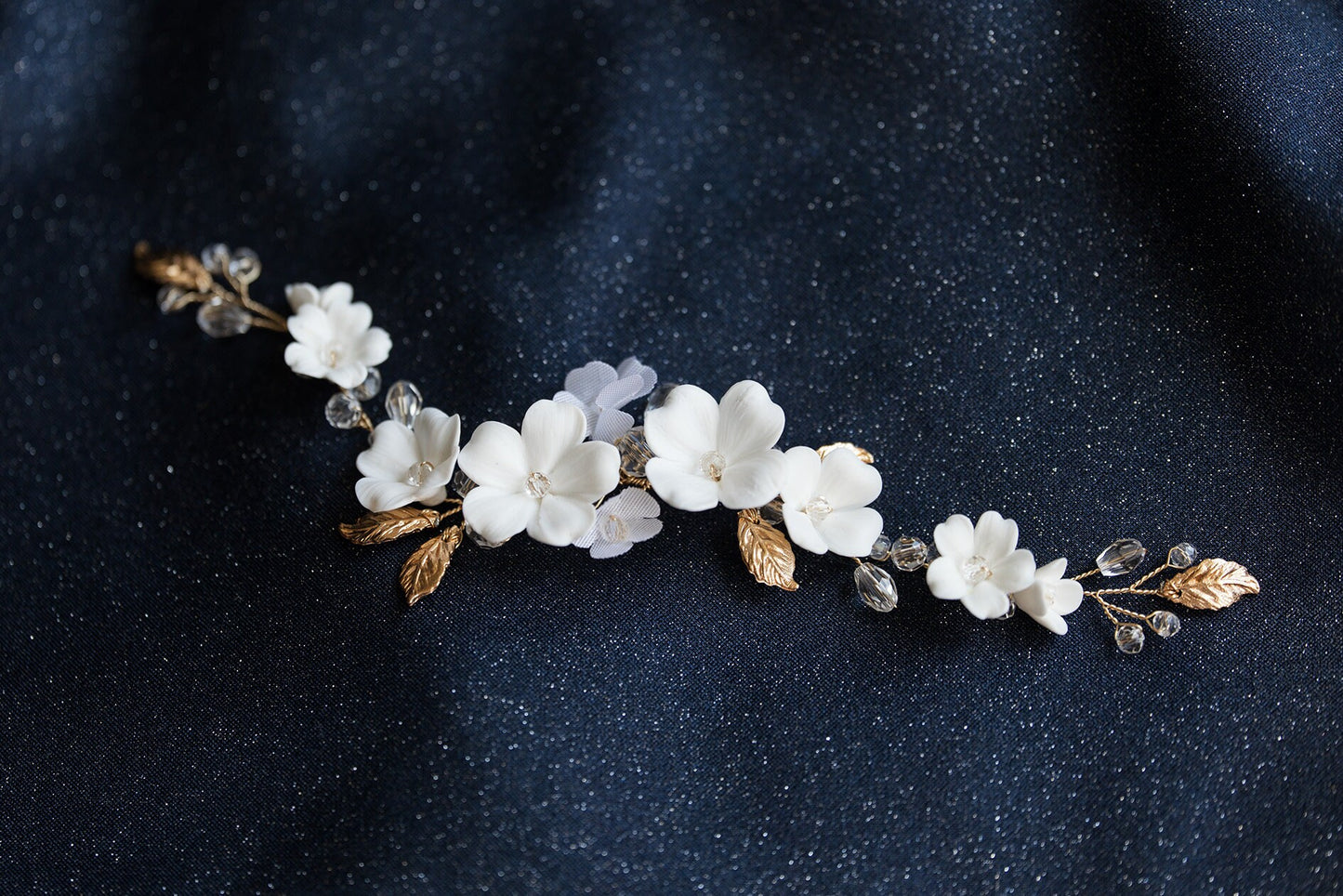 Madlen - Hochzeitshaarteil mit weißen Blumen