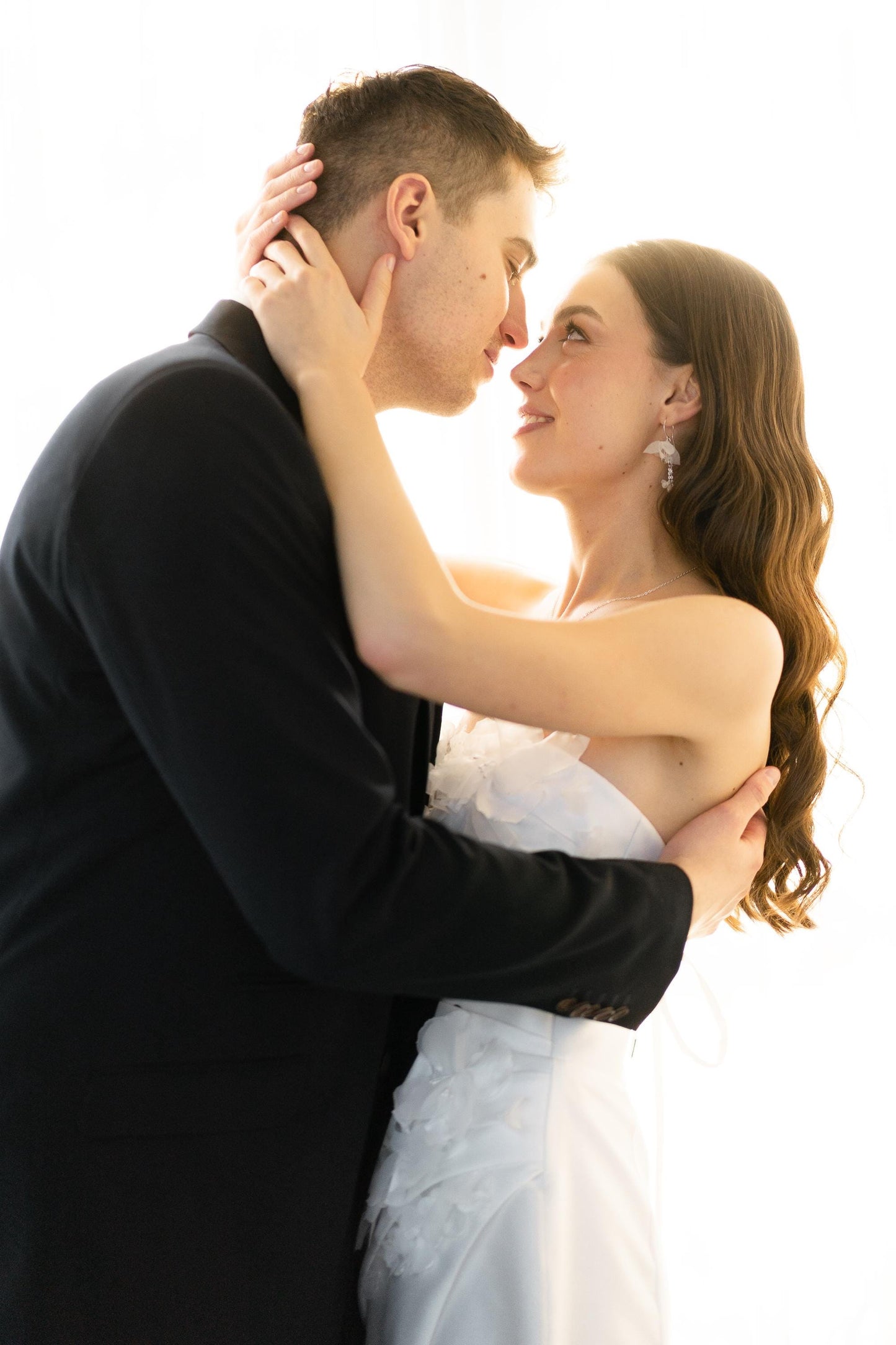 Vivian – Leichte Seidenblumen-Ohrringe für die Hochzeit