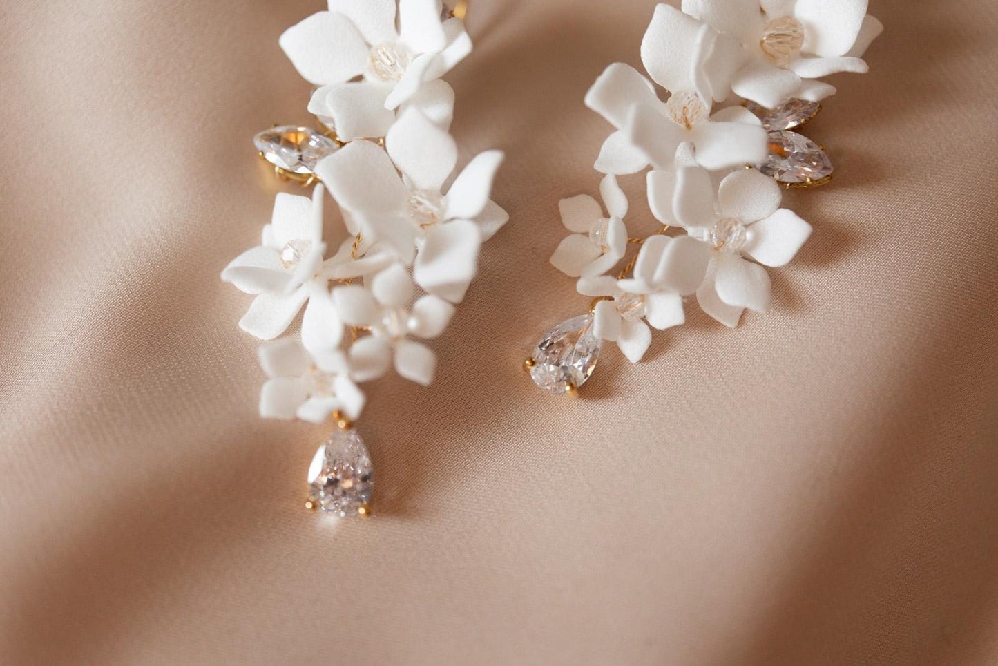 Agnes - Leichte Hochzeitsohrringe mit weißen Blumen und Zirkonen