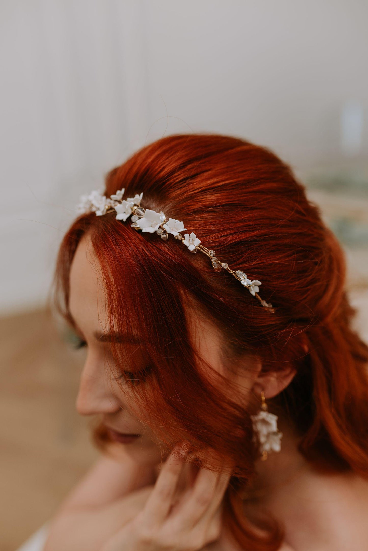 Agnes - Magisches Stirnband voller Blumen und Zirkonen