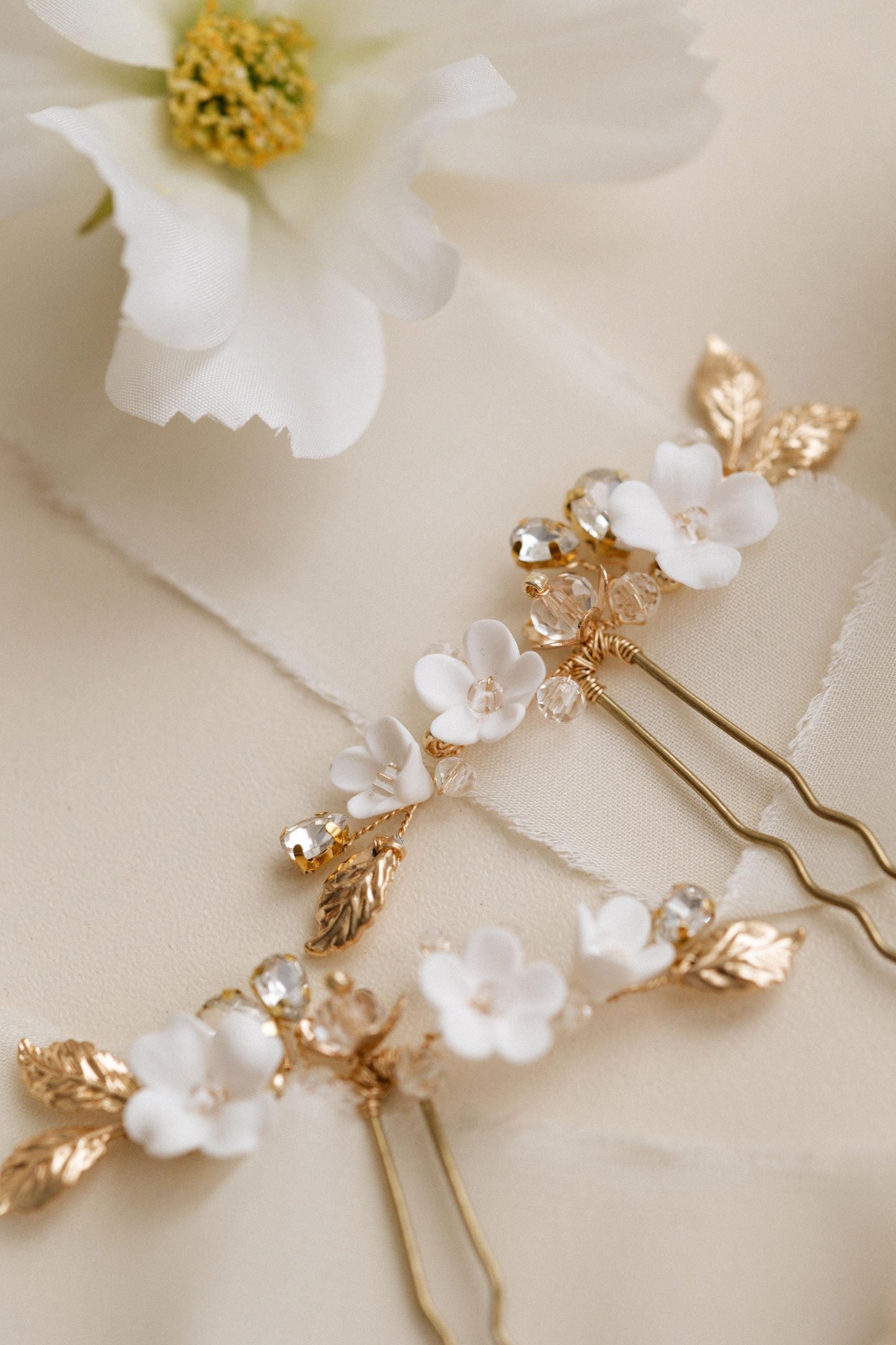 Adeline – Goldene Hochzeitshaarnadeln mit weißen Blumen für die romantische Braut
