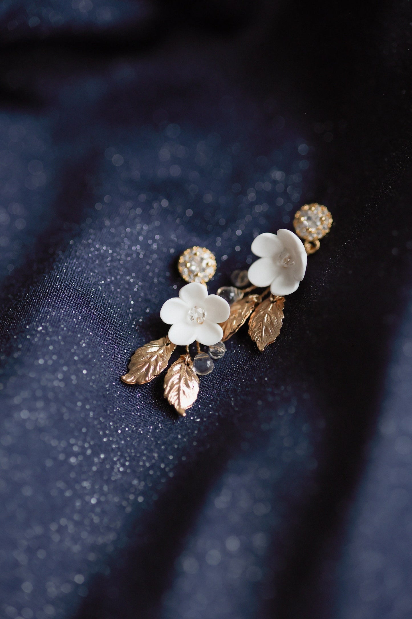 Adeline - kleiner Hochzeitsohrring mit Blättern und Blumen