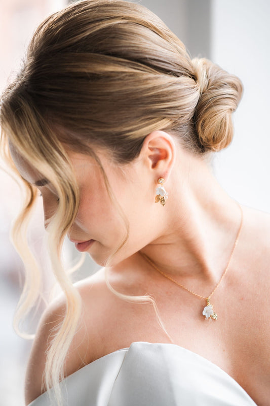 Adeline - kleiner Hochzeitsohrring mit Blättern und Blumen