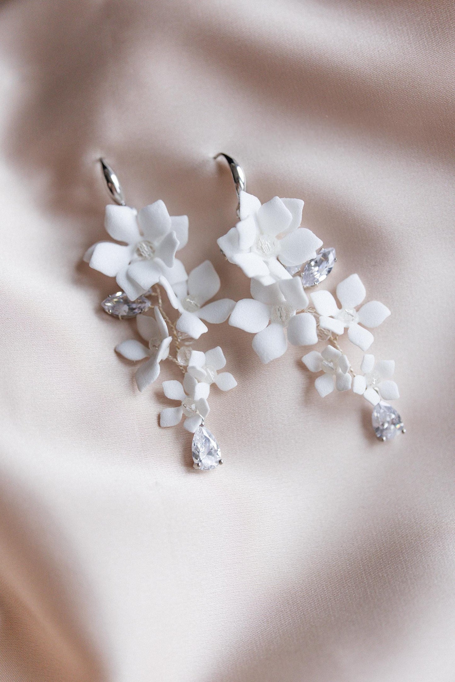 Agnes - Leichte Hochzeitsohrringe mit weißen Blumen und Zirkonen