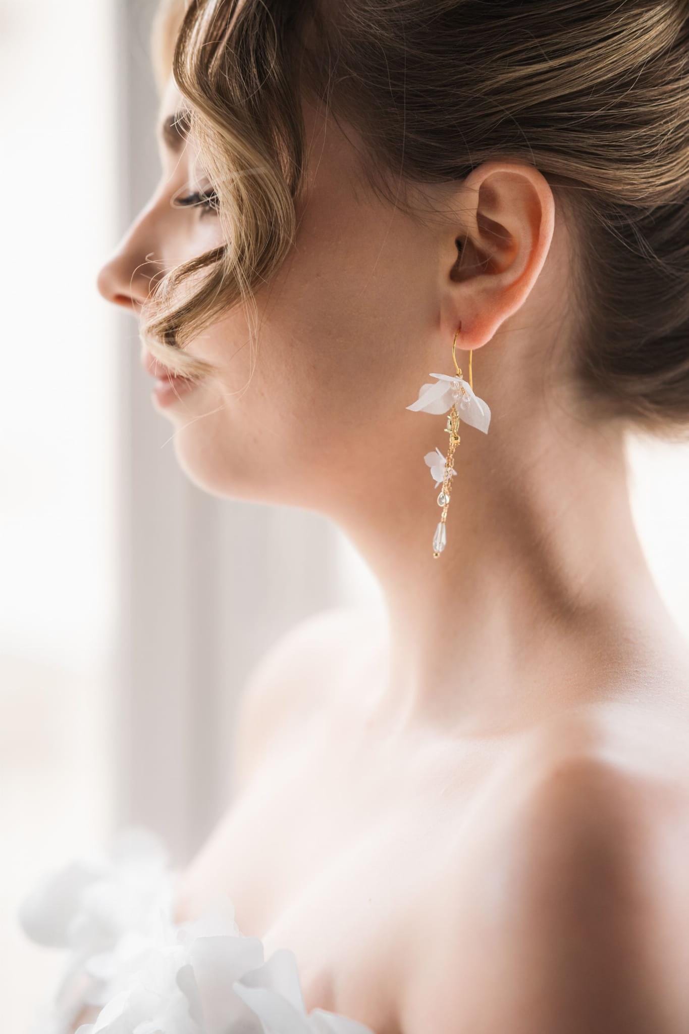 Vivian – Leichte Seidenblumen-Ohrringe für die Hochzeit