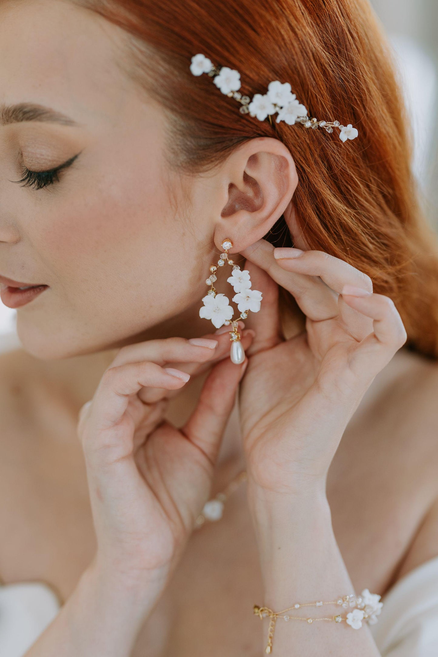 Lidia - Originelle Hochzeitsohrringe mit weißen Blumen