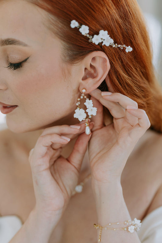 Lidia - Originelle Hochzeitsohrringe mit weißen Blumen