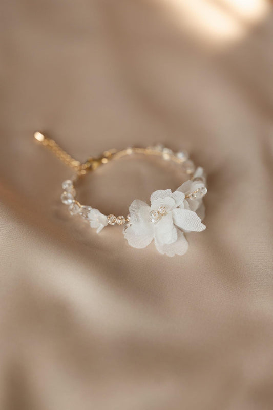 Joline - Seidenblumenarmband mit transparenten Kristallen