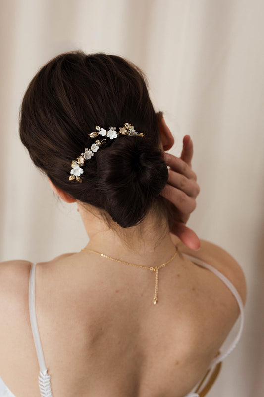 Adeline – Goldene Hochzeitshaarnadeln mit weißen Blumen für die romantische Braut