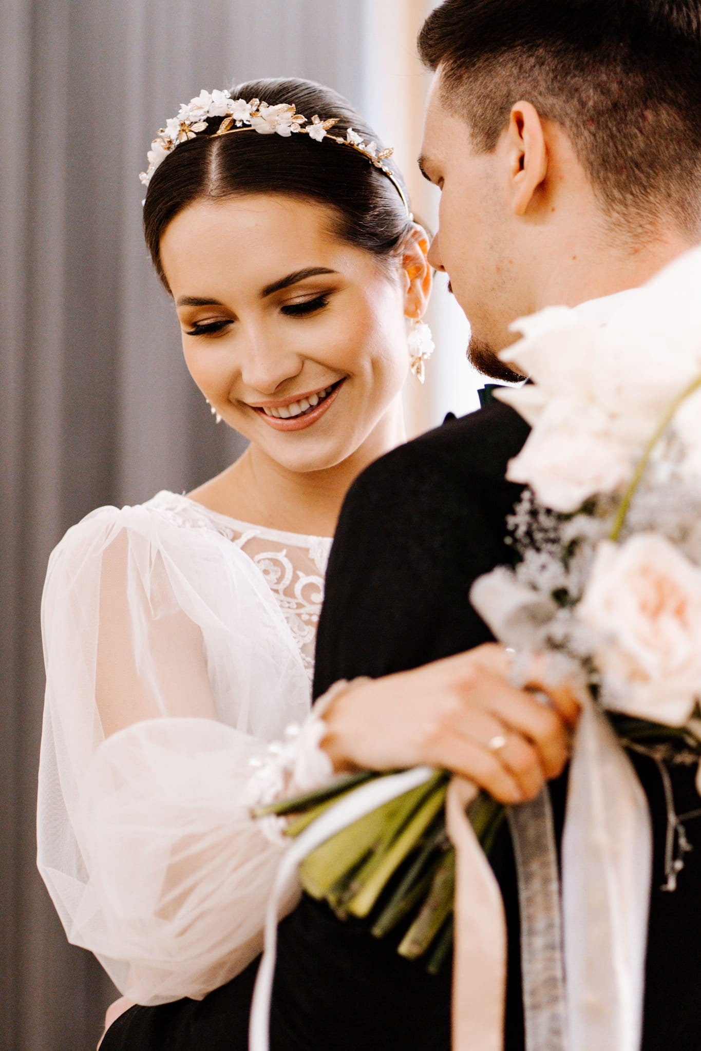 Ambria – Blumen-Hochzeitskrone voller Seidenblumen, Keramikblumen und Kristallen
